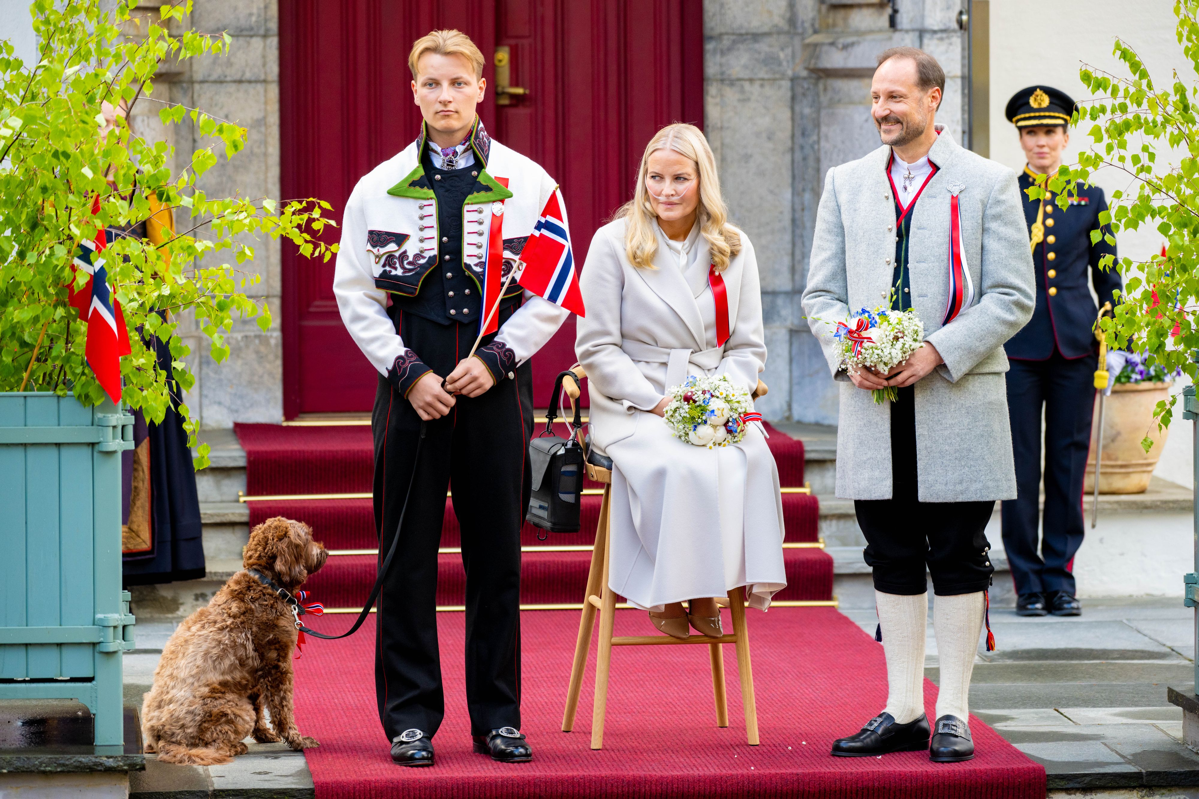  Prinz Sverre Magnus, Kronprinzessin Mette-Marit und Kronprinz Haakon mit Hund Molly während der  Feierlichkeiten zum Nationalfeiertag in der Residenz in Skaugum, Norwegen. 
