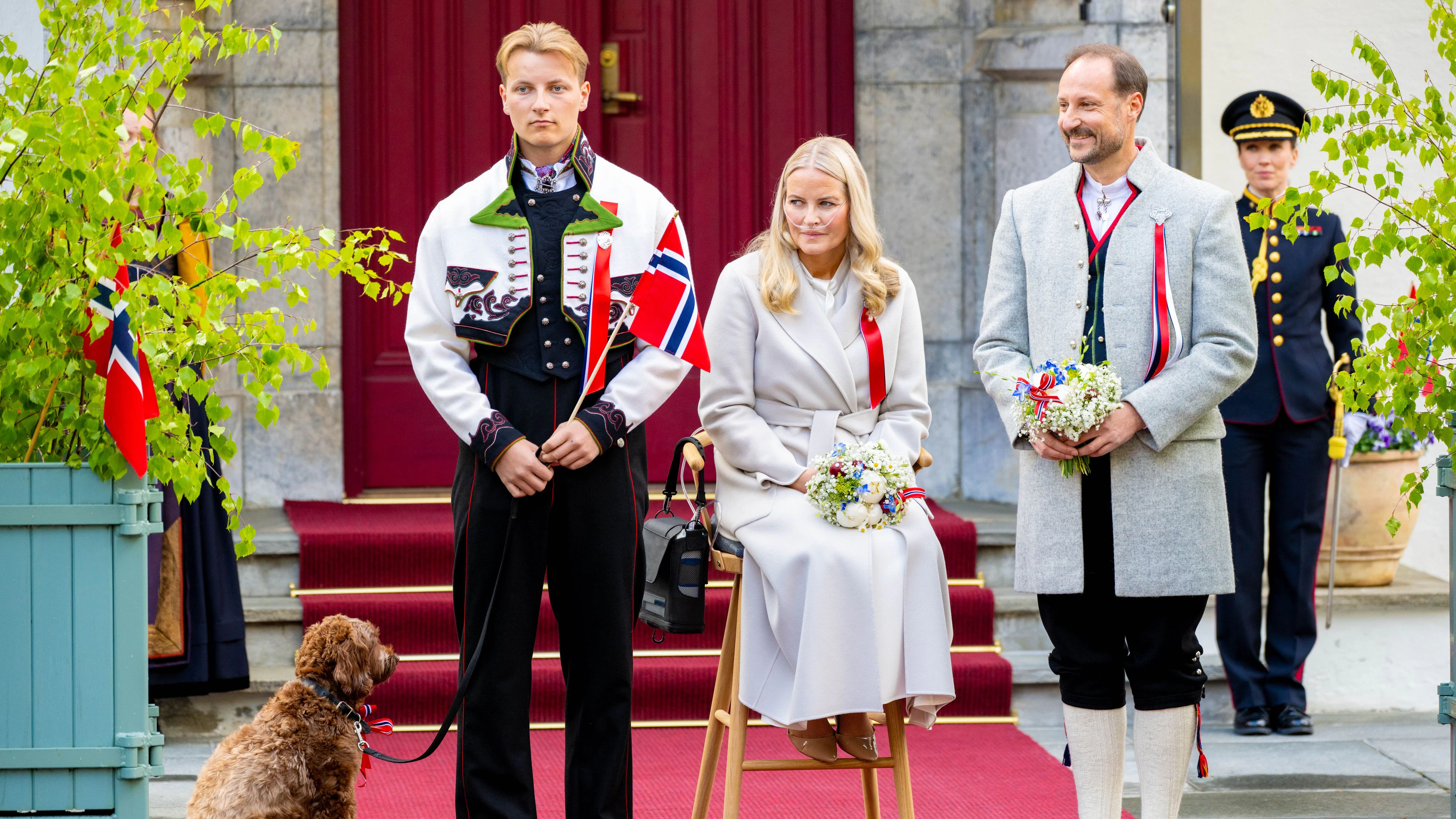  Prinz Sverre Magnus, Kronprinzessin Mette-Marit und Kronprinz Haakon mit Hund Molly während der  Feierlichkeiten zum Nationalfeiertag in der Residenz in Skaugum, Norwegen. 