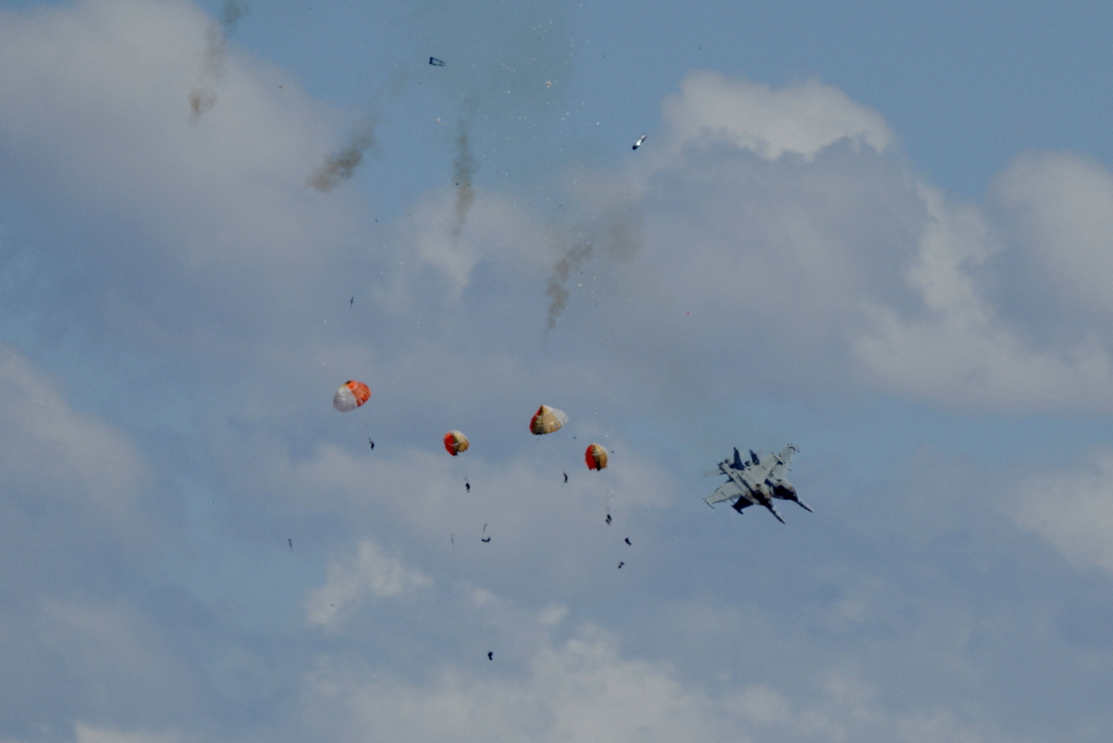 Wie durch ein Wunder entkamen alle vier Piloten in letzter Sekunde dank Schleudersitz.