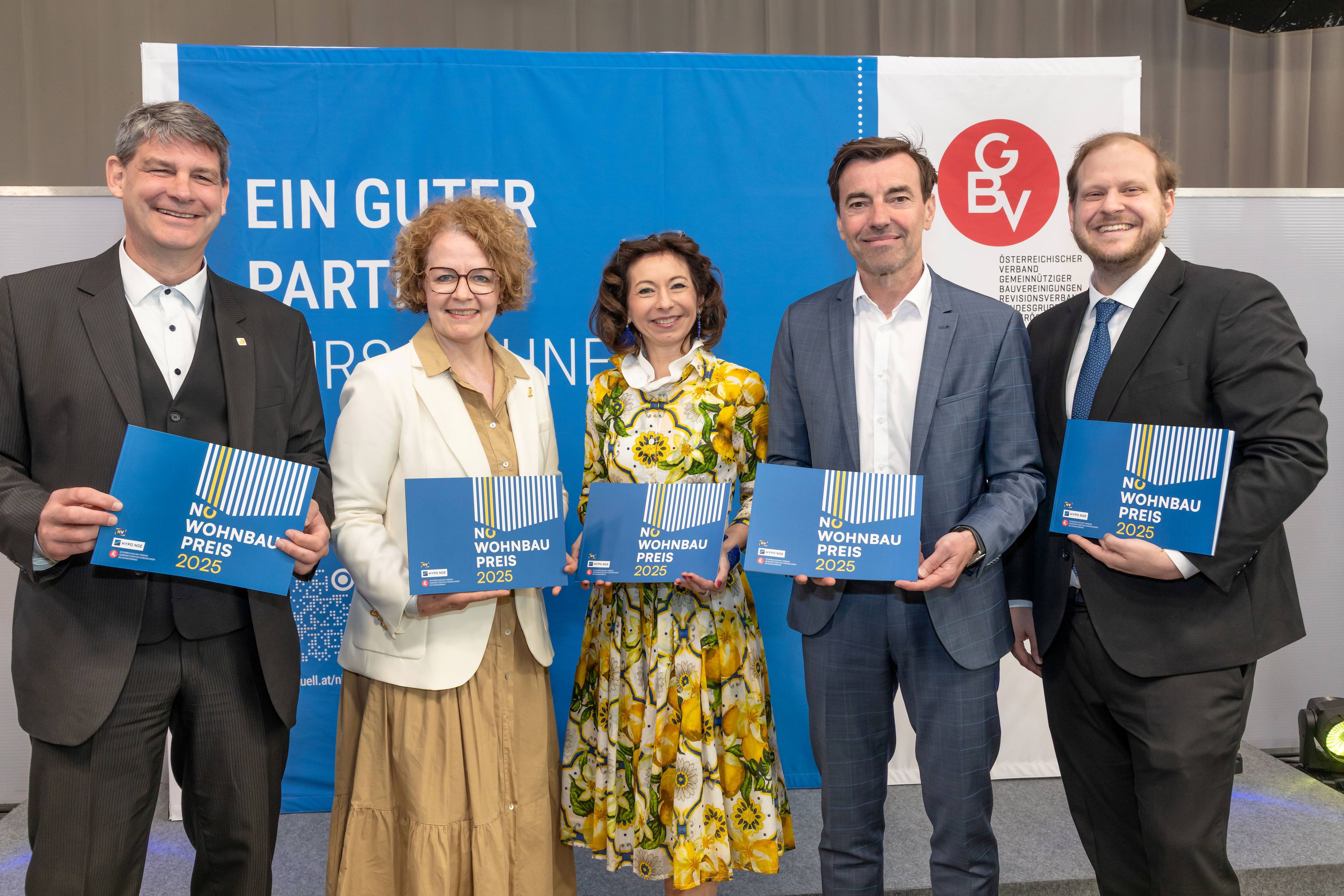 v.l.n.r: Stefan Haertl (Präsident des NÖ Wohnbaupreises), Landesrätin Christiane Teschl-Hofmeister, Isabella Stickler, Christian Rädler, Jakob Gelb