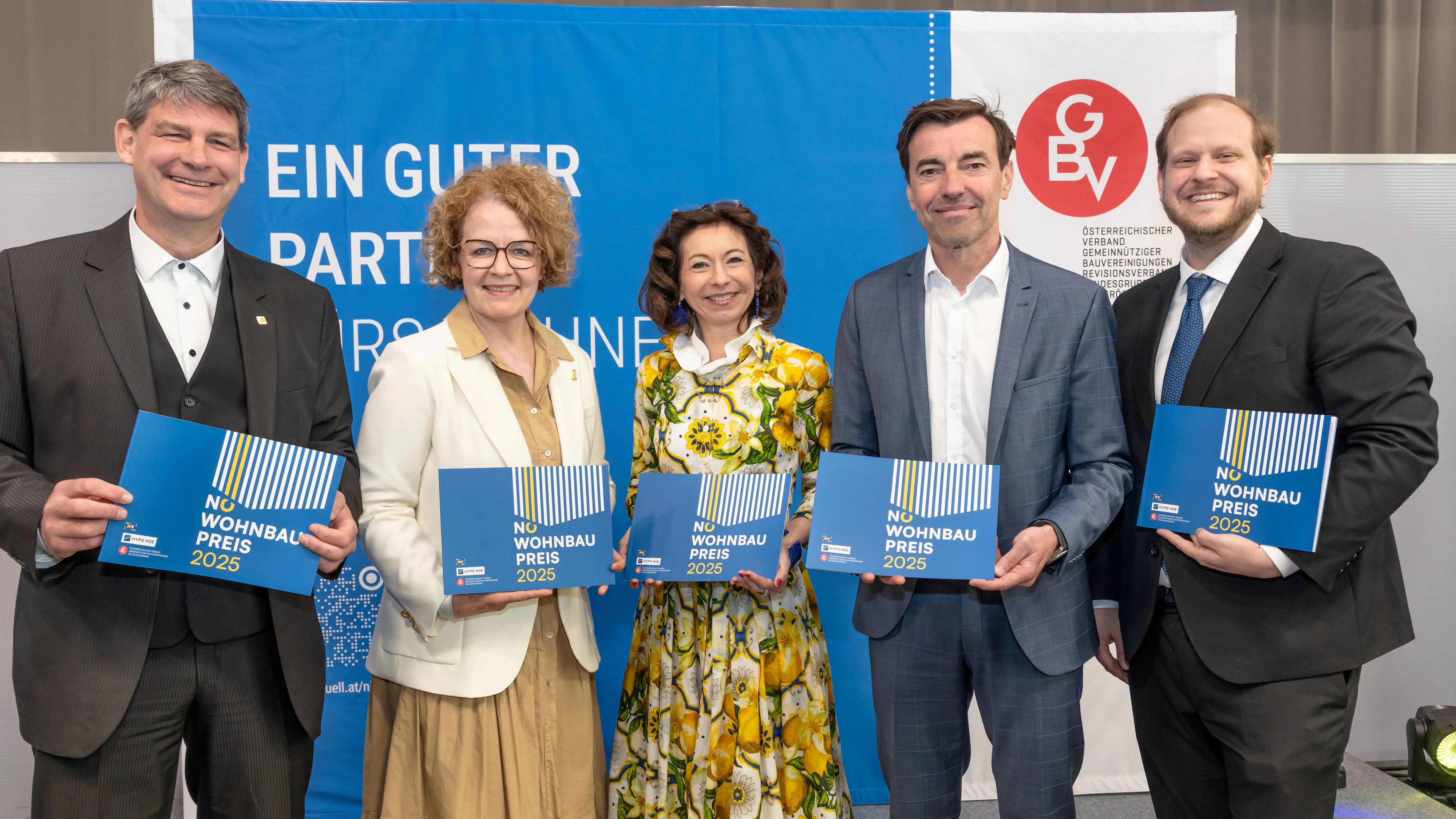 v.l.n.r: Stefan Haertl (Präsident des NÖ Wohnbaupreises), Landesrätin Christiane Teschl-Hofmeister, Isabella Stickler, Christian Rädler, Jakob Gelb