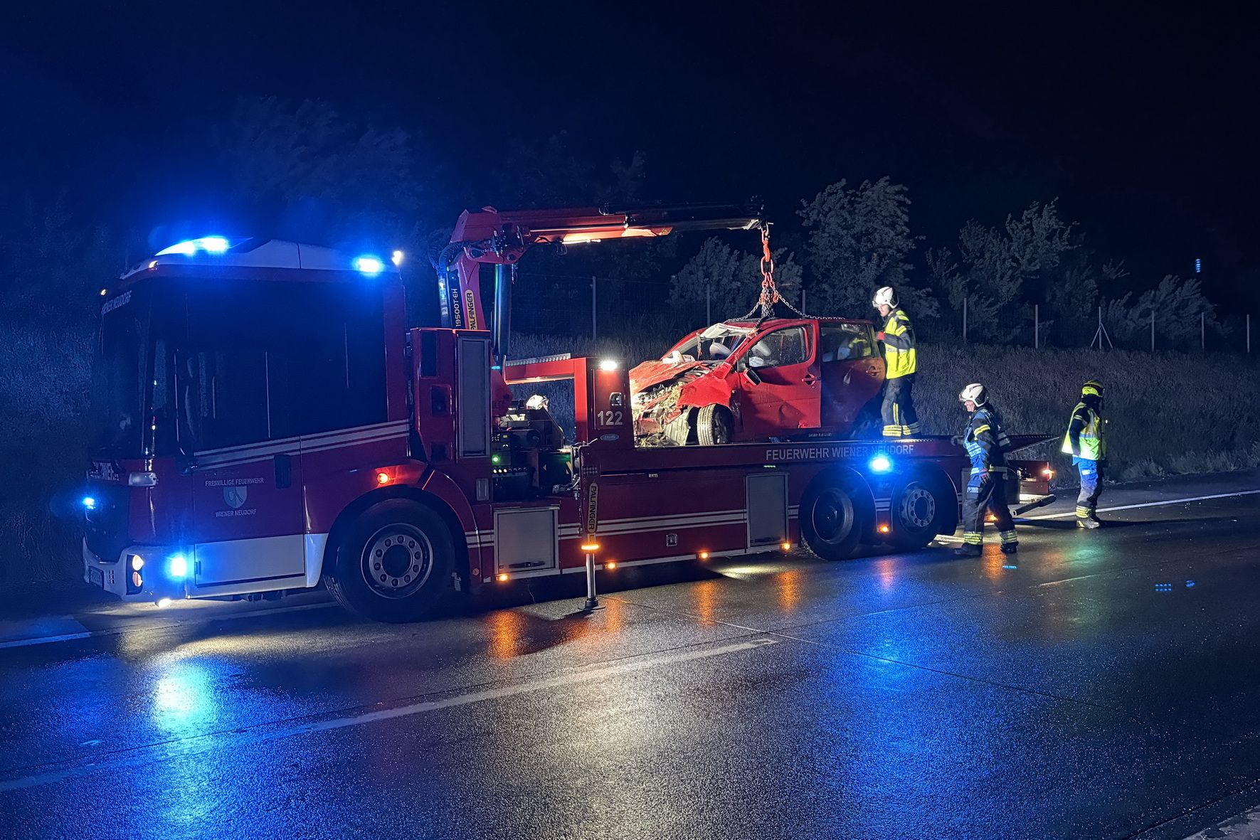 Der Mann dürfte aus dem Fahrzeug geschleudert worden und auf der Fahrbahn zu liegen gekommen sein, wo er in weiterer Folge von nachkommenden Fahrzeugen überrollt wurde.