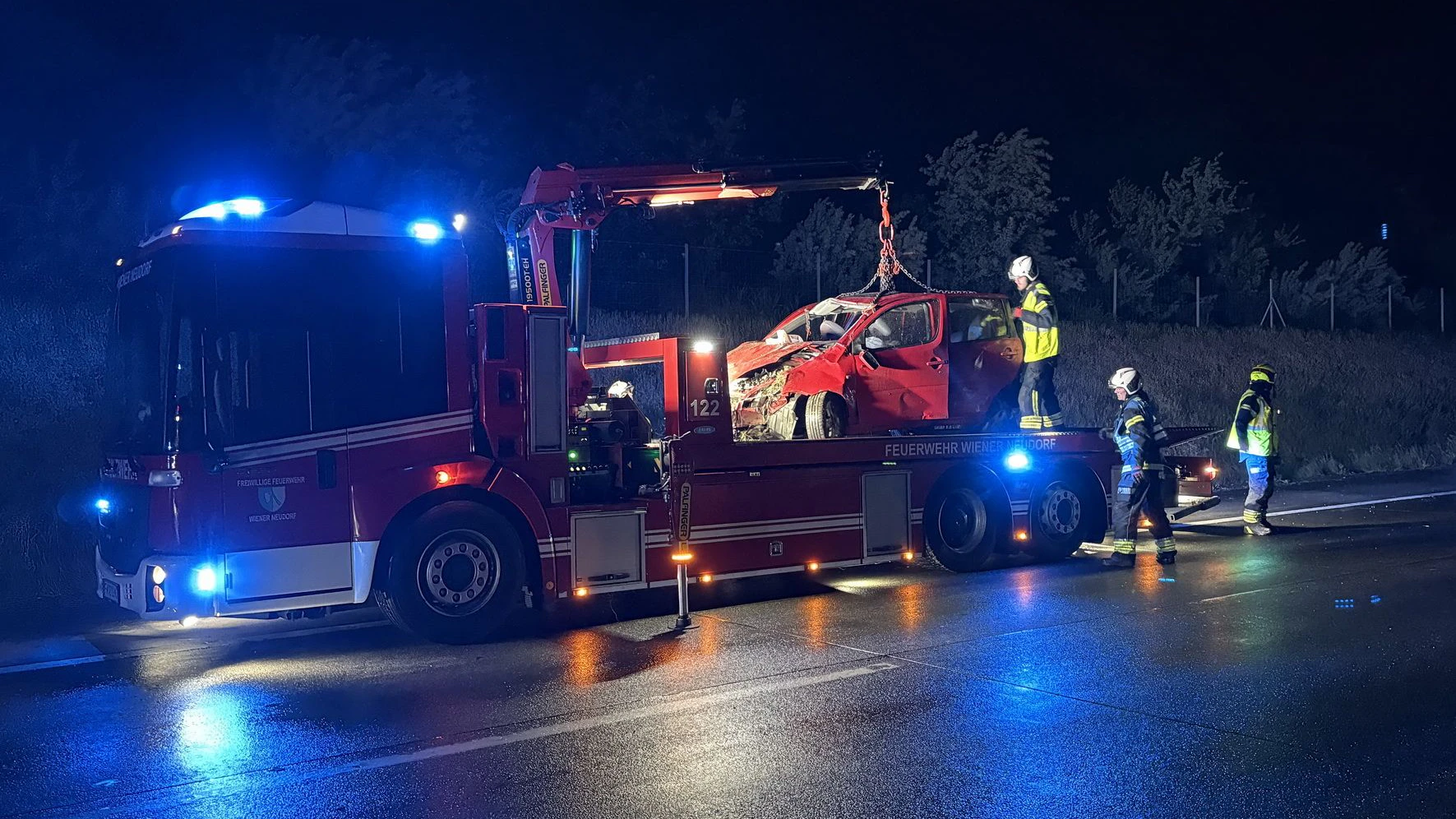 Der Mann dürfte aus dem Fahrzeug geschleudert worden und auf der Fahrbahn zu liegen gekommen sein, wo er in weiterer Folge von nachkommenden Fahrzeugen überrollt wurde.
