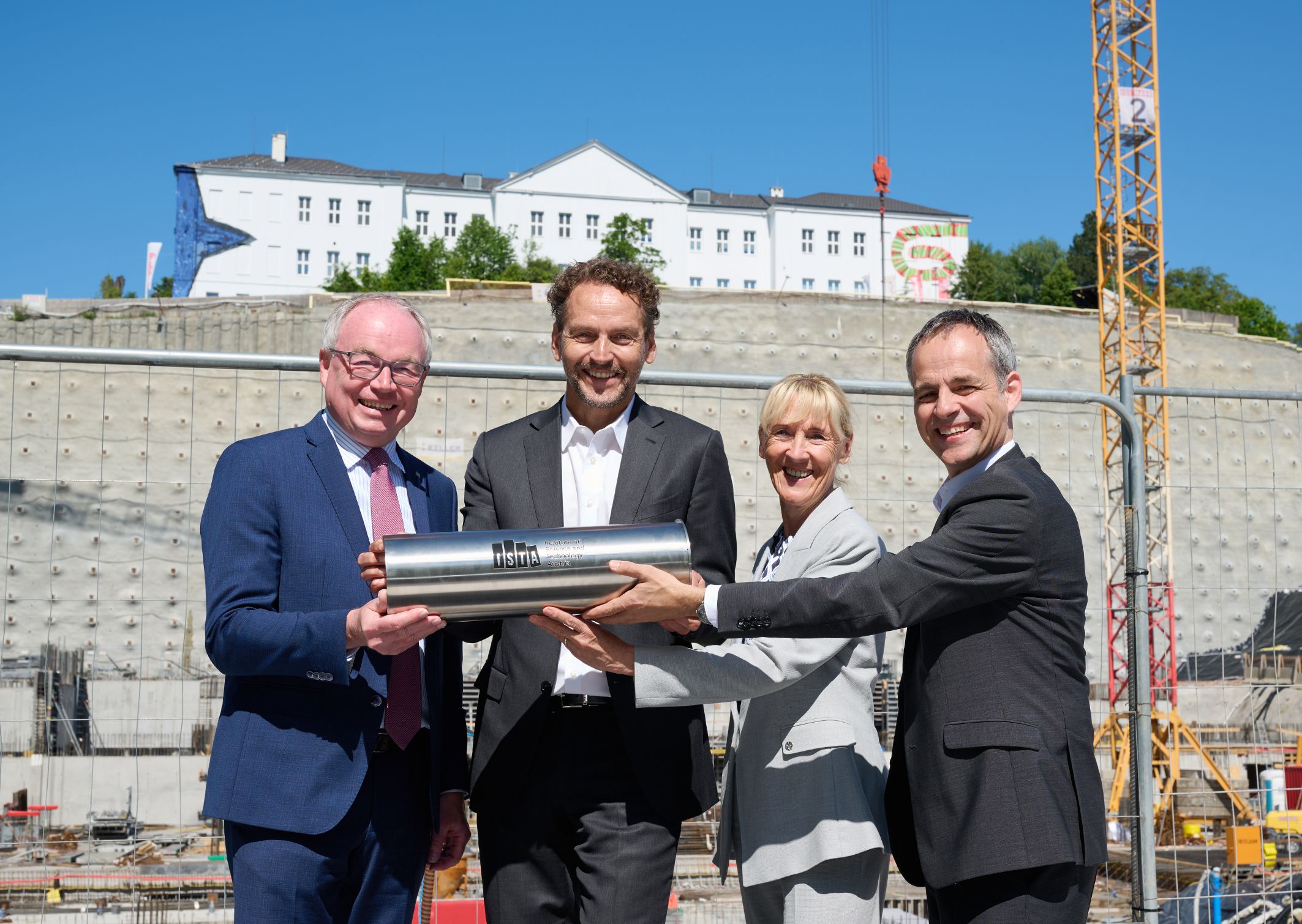 Stephan Pernkopf, Martin Hetzer, Barbara Weitgruber, Georg Schneider halten die Zeitkapsel.