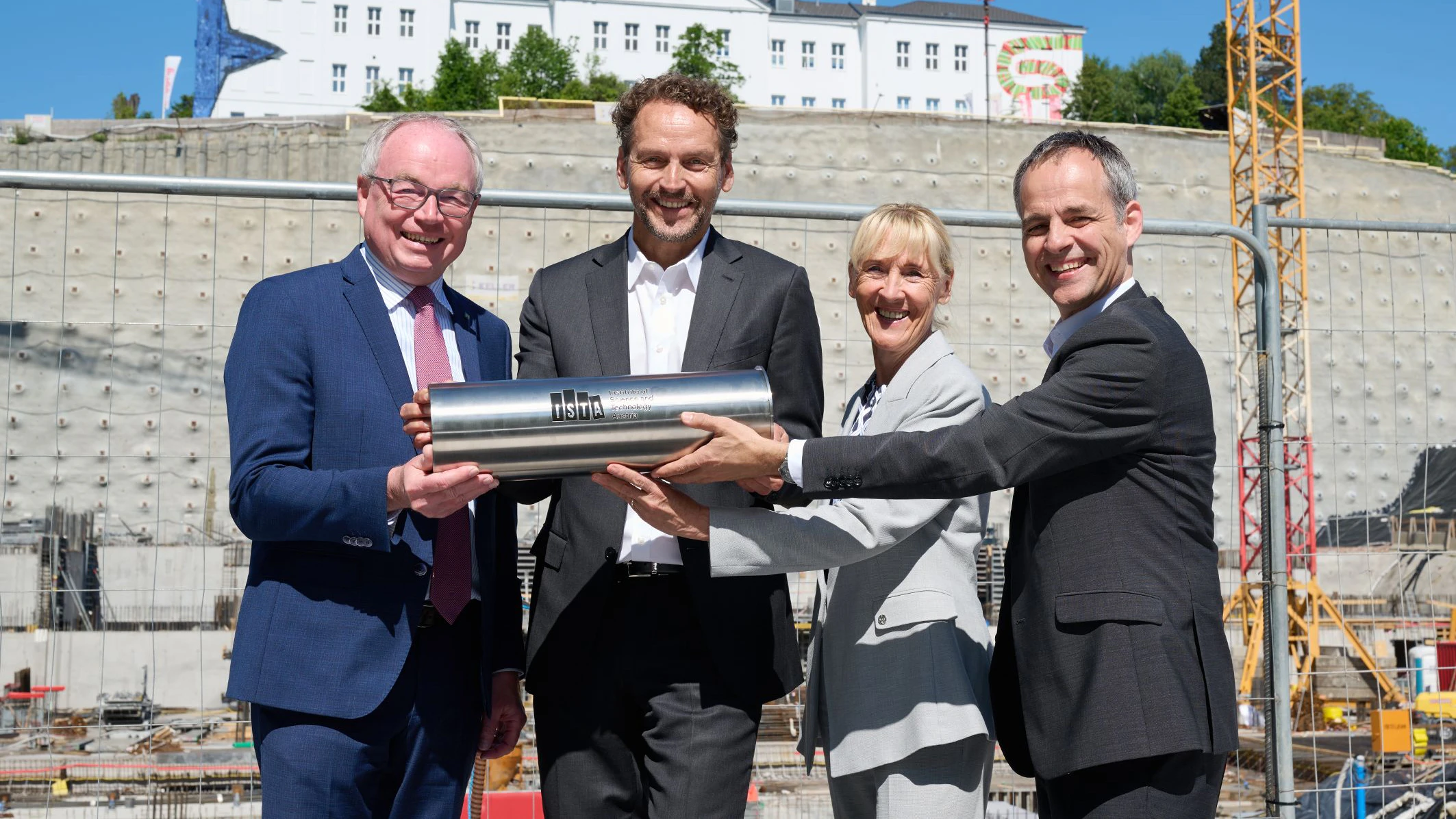 Stephan Pernkopf, Martin Hetzer, Barbara Weitgruber, Georg Schneider halten die Zeitkapsel.