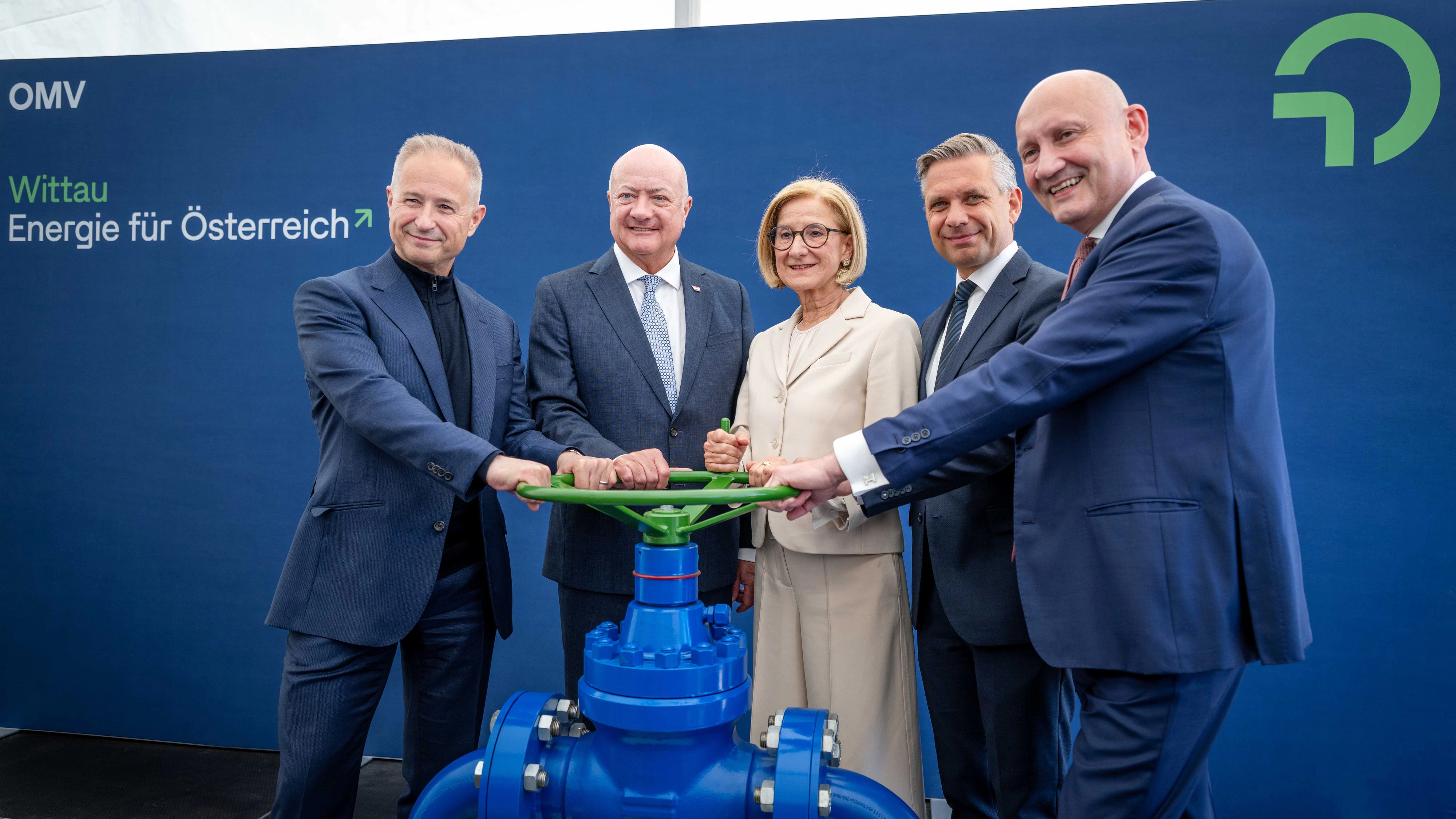 Von links nach rechts: OMV-CEO Alfred Stern, Bundeskanzler Christian Stocker, Landeshauptfrau Johanna Mikl-Leitner, Wirtschaftsminister Wolfgang Hattmannsdorfer und OMV-Vorstand Berislav Gaso.
