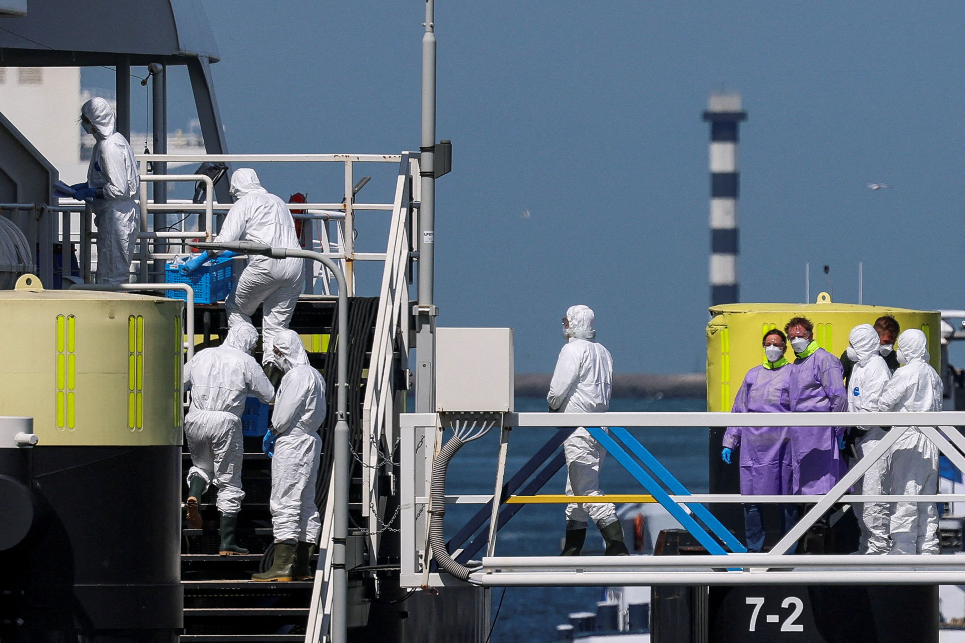 Die letzten 27 Personen an Bord - 25 Besatzungsmitglieder und zwei medizinische Mitarbeiter - gingen von Bord. 