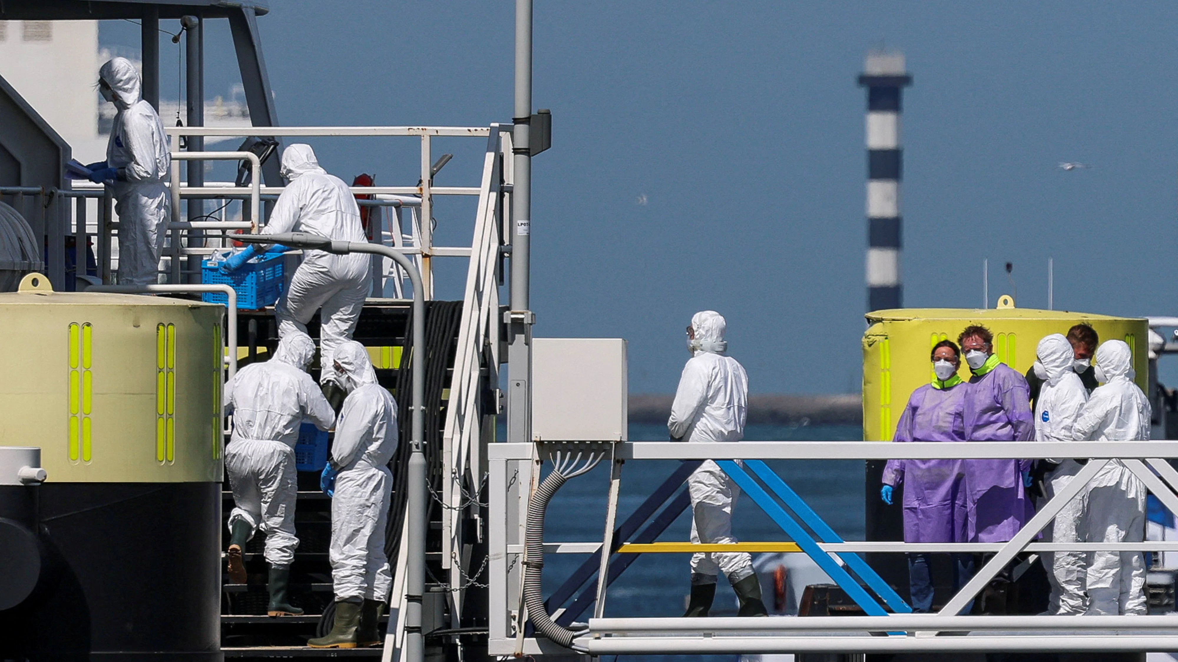 Die letzten 27 Personen an Bord - 25 Besatzungsmitglieder und zwei medizinische Mitarbeiter - gingen von Bord. 