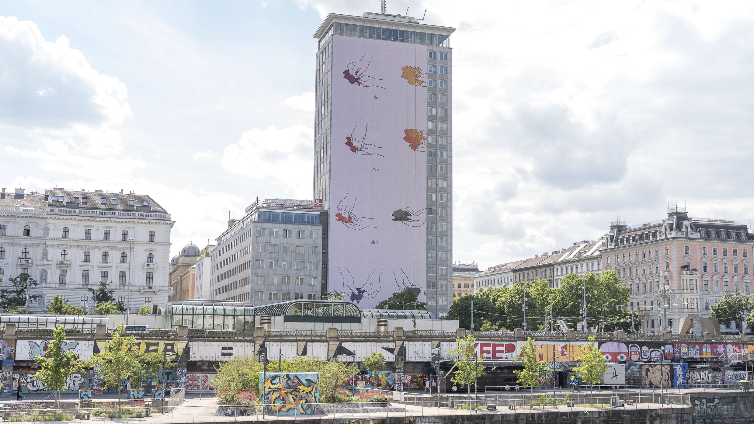 Das Kunstwerk zeigt die Zubereitung des traditionellen Gerichts Sarmale (Kohlrouladen).