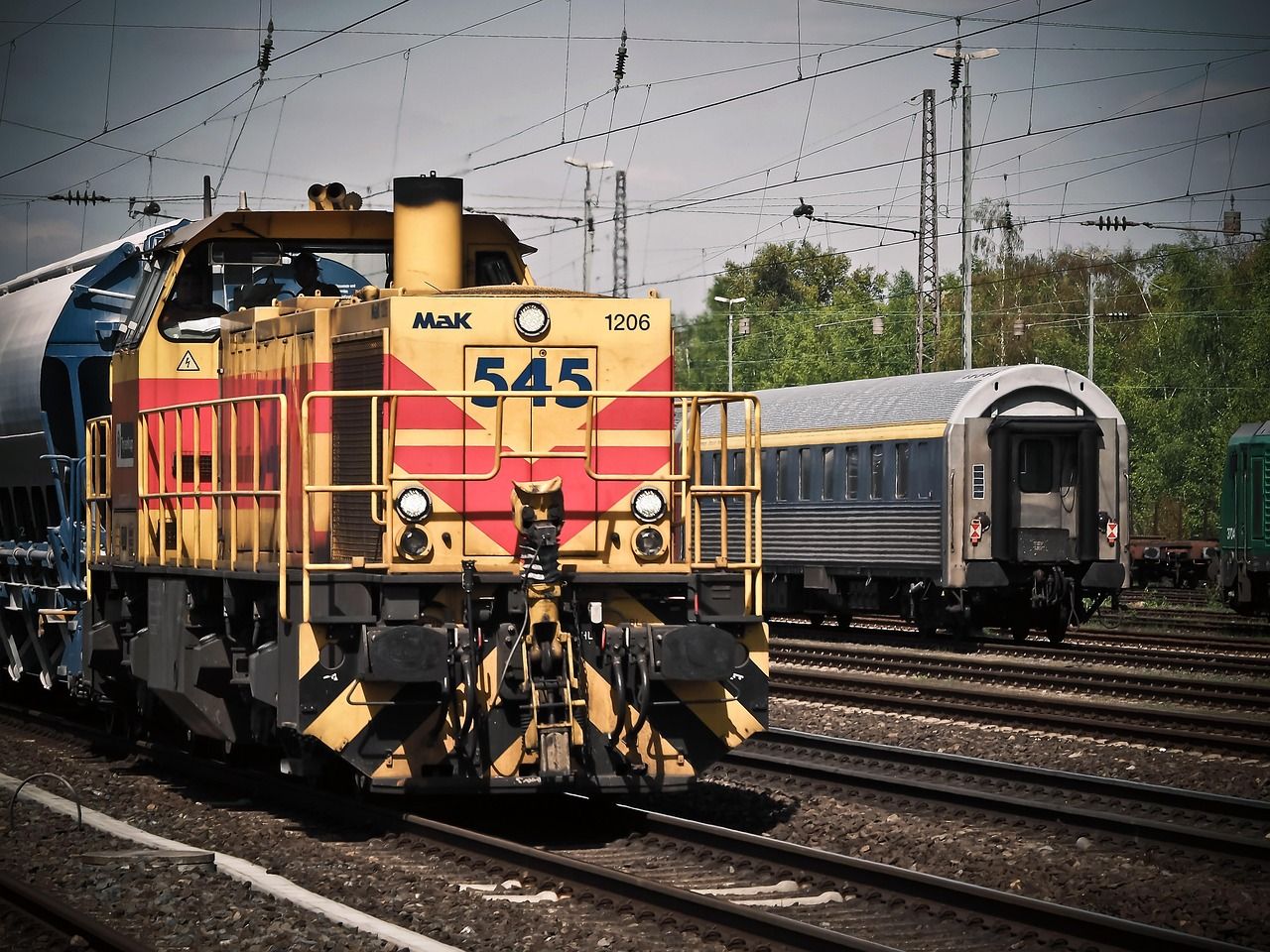Lokomotive auf den Gleisen