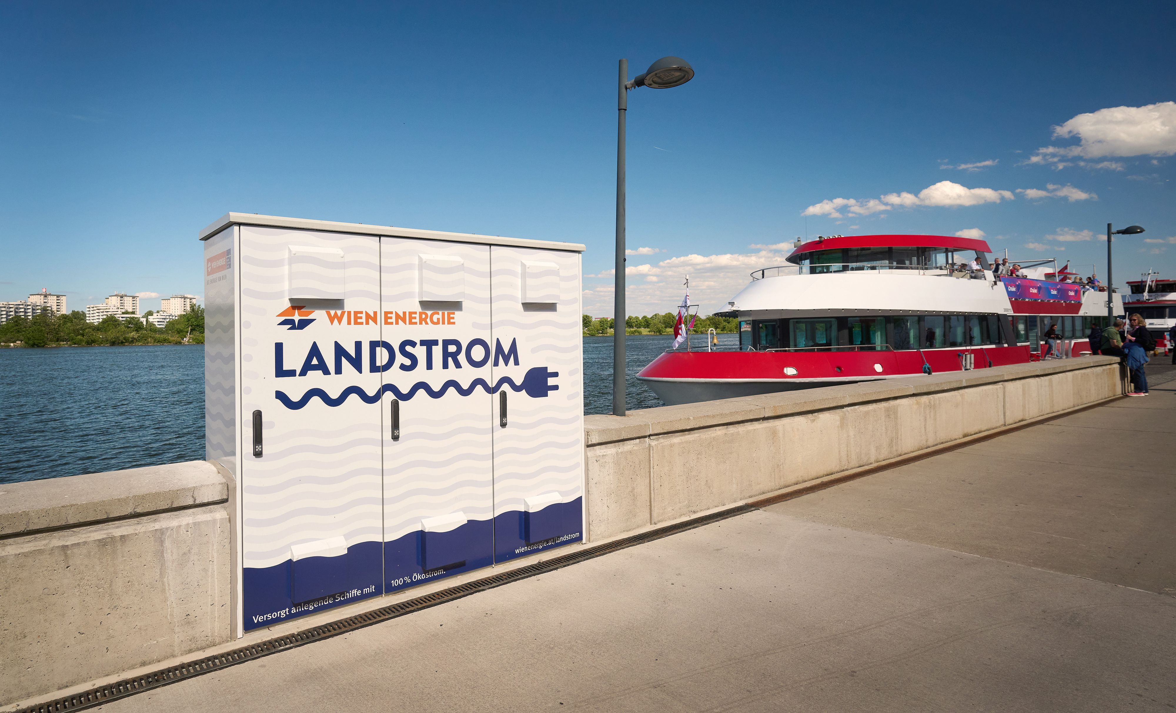 Neue Landstromanlage bei der Anlegestelle Donauraum.