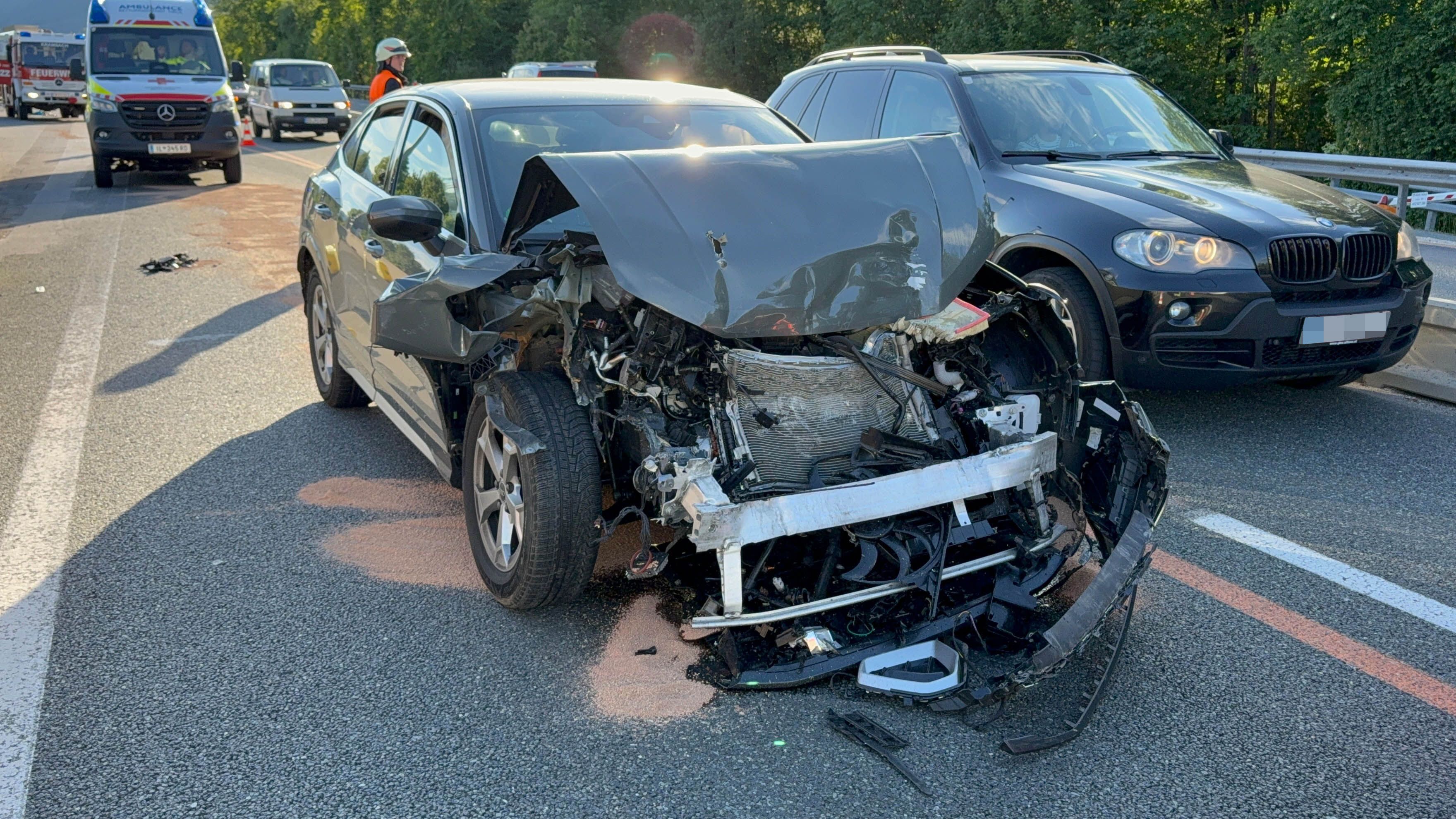 Am Sonntag krachte eine junge Pkw-Lenkerin in einen Reisebus. Zwei Personen wurden unbestimmten Grades verletzt. 