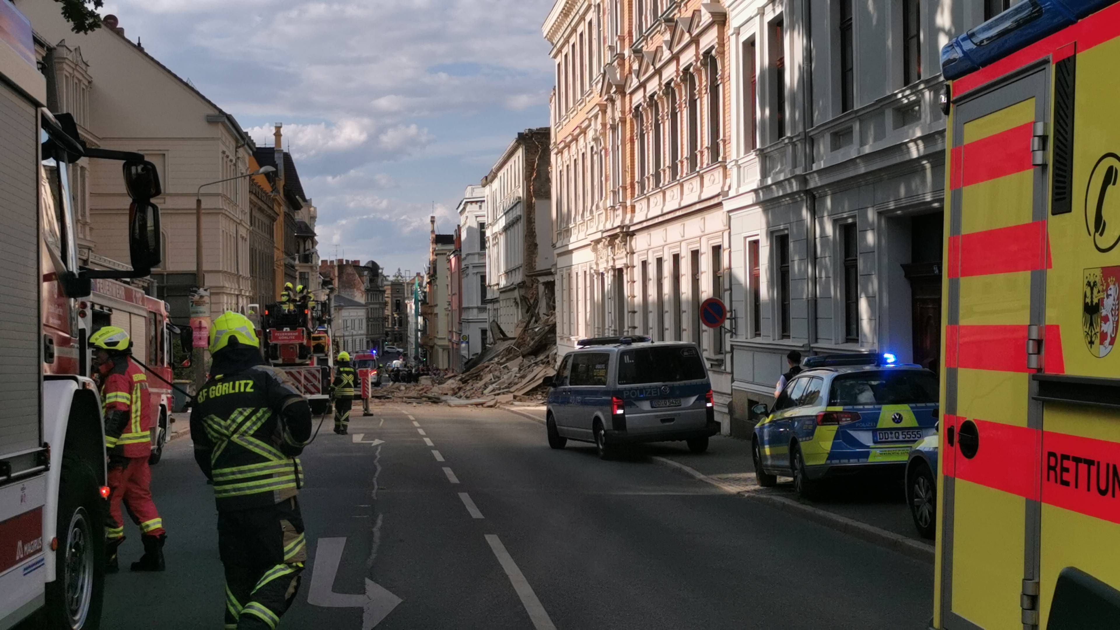 Rettungskräfte müssen den Einsatzort absichern, ehe mit der Suche nach Opfern begonnen werden kann.