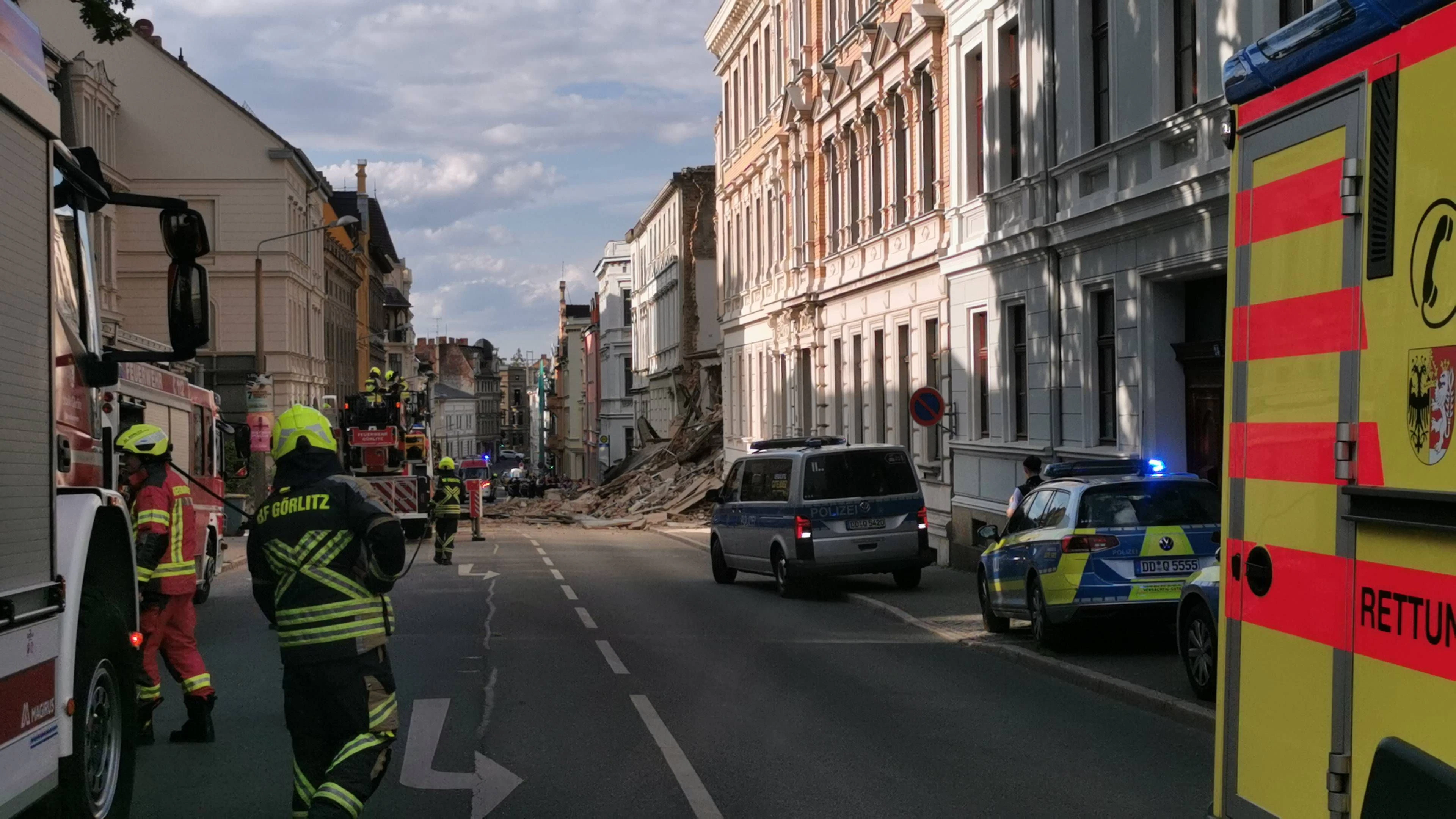 Rettungskräfte müssen den Einsatzort absichern, ehe mit der Suche nach Opfern begonnen werden kann.