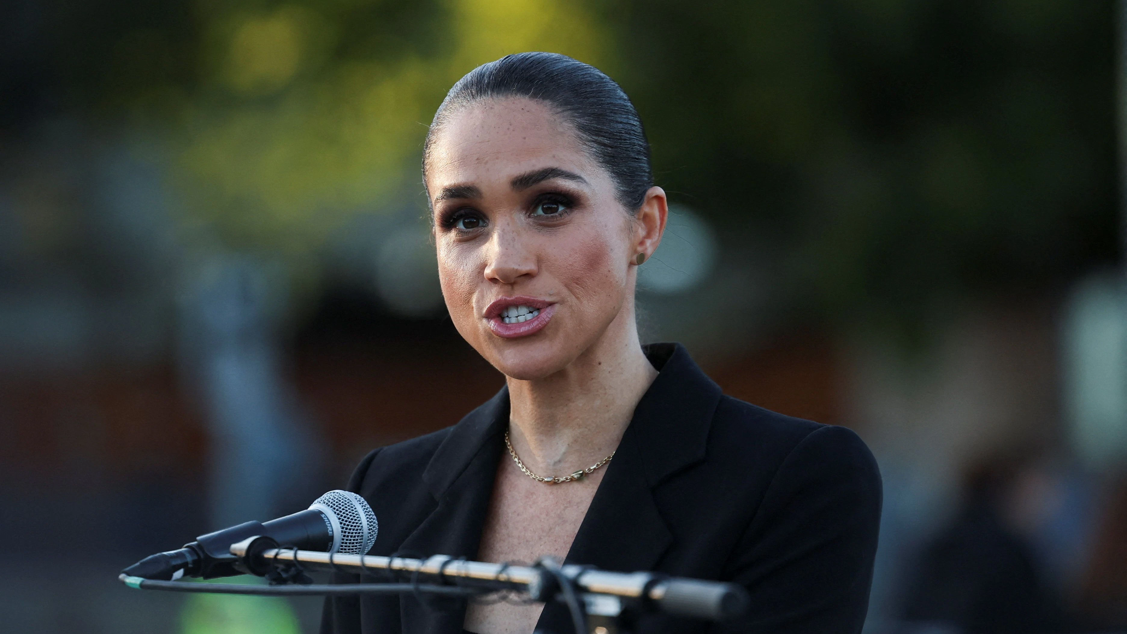 Meghan hielt eine Rede.
