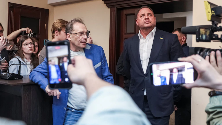 Nach einer Razzia in seiner Villa kam Andrij Jermak in U-Haft. Für 2,6 Millionen Euro kauften Freunde den Ex-Stabschef von Staatspräsident Selenskyj frei. Die Hintergründe einer Korruptions-Affäre, in der es um viel Geld, Macht und Hokuspokus geht.