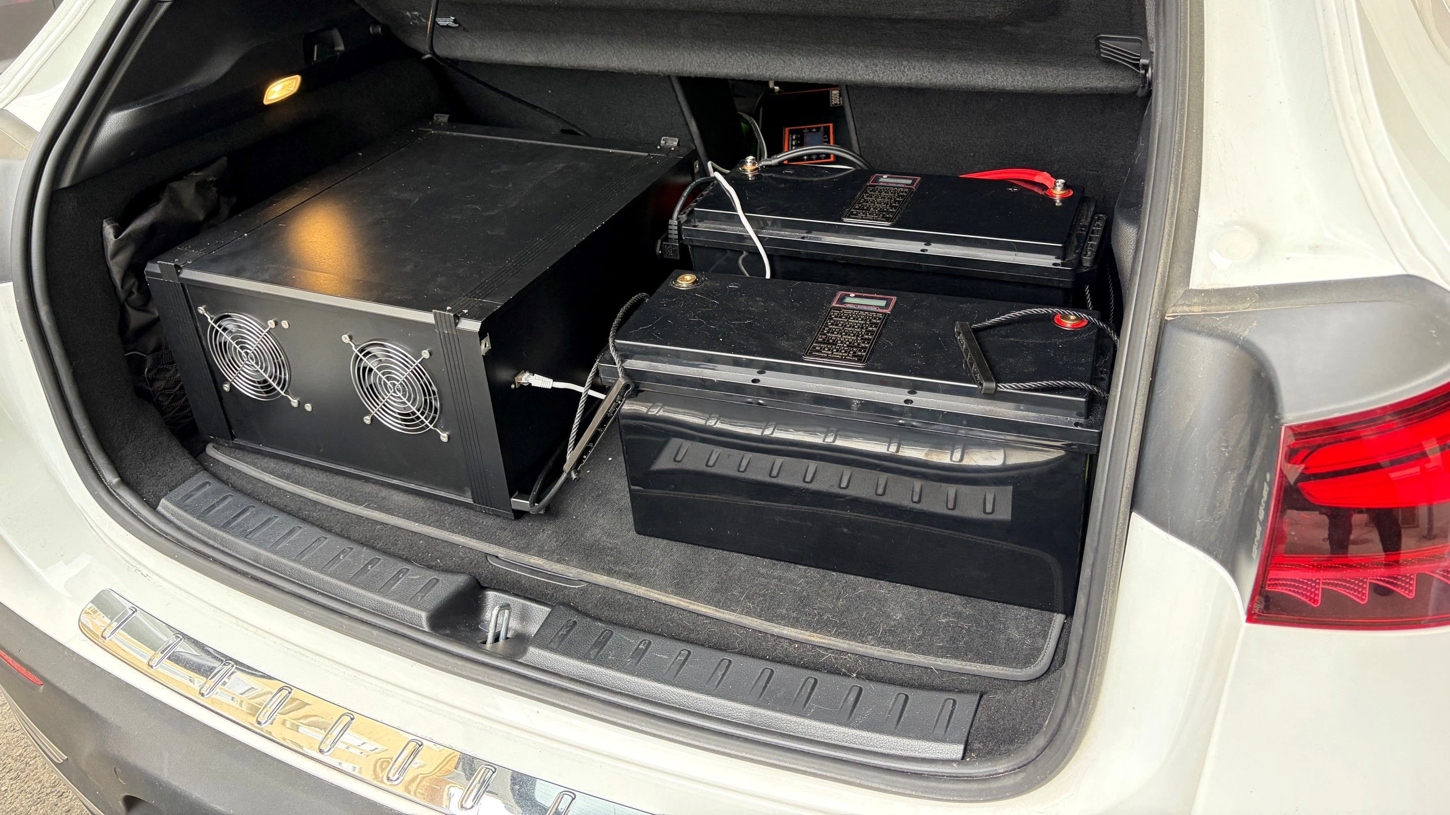 Die Polizei stellte im Kofferraum den "SMS-Blaster" sicher.