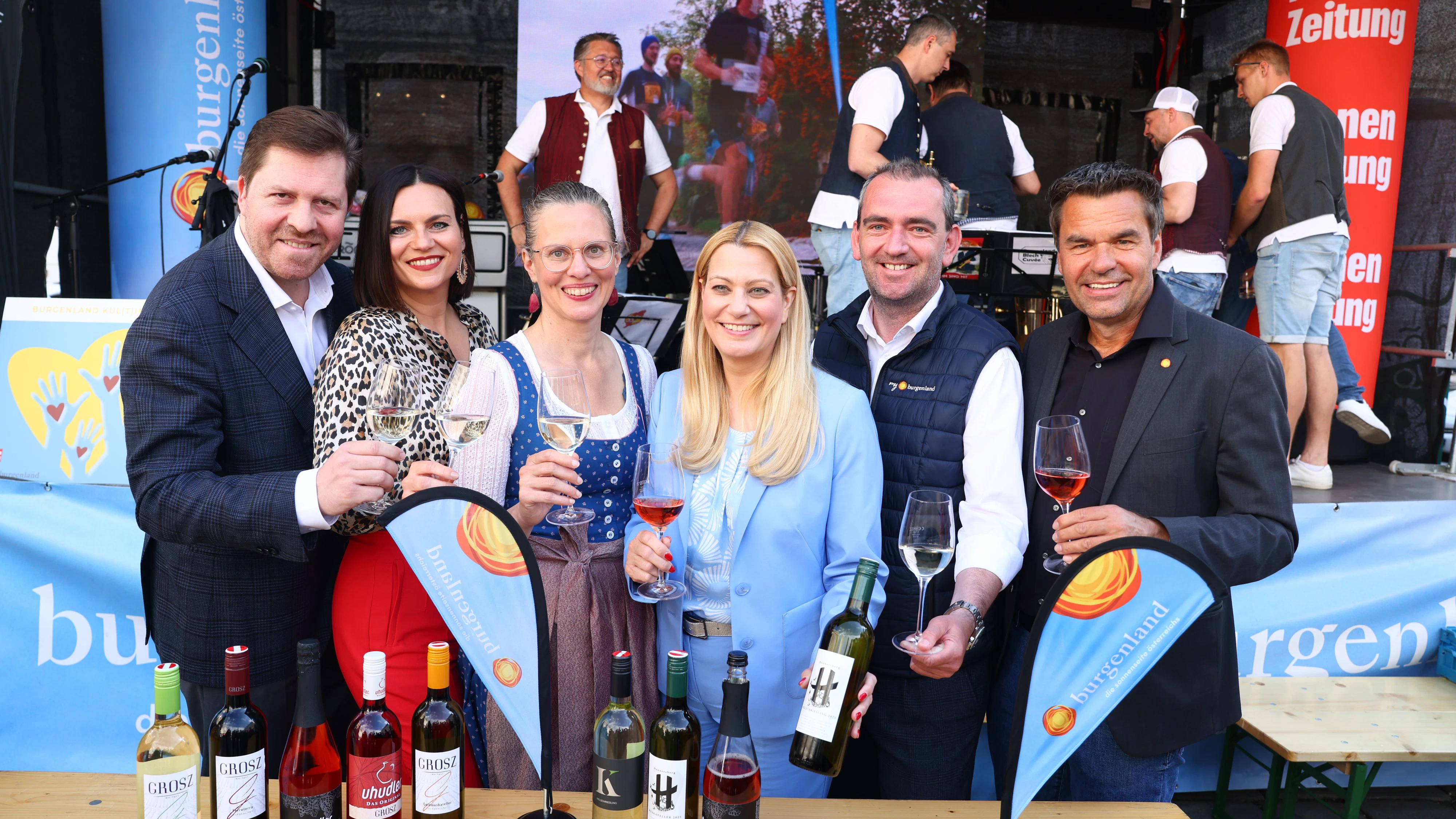 Von 19. bis 22. Mai laden rund 30 burgenländische Gastgeber:innen zum 22. BurgenlandKul(t)inarium Am Hof in der Wiener Innenstadt. Vier Tage lang stehen Kulinarik, Wein, Musik,touristische Angebote, Charity und Gewinnspiele im Mittelpunkt. Burgenland Tourismus istauch heuer Hauptpartner der Veranstaltung.