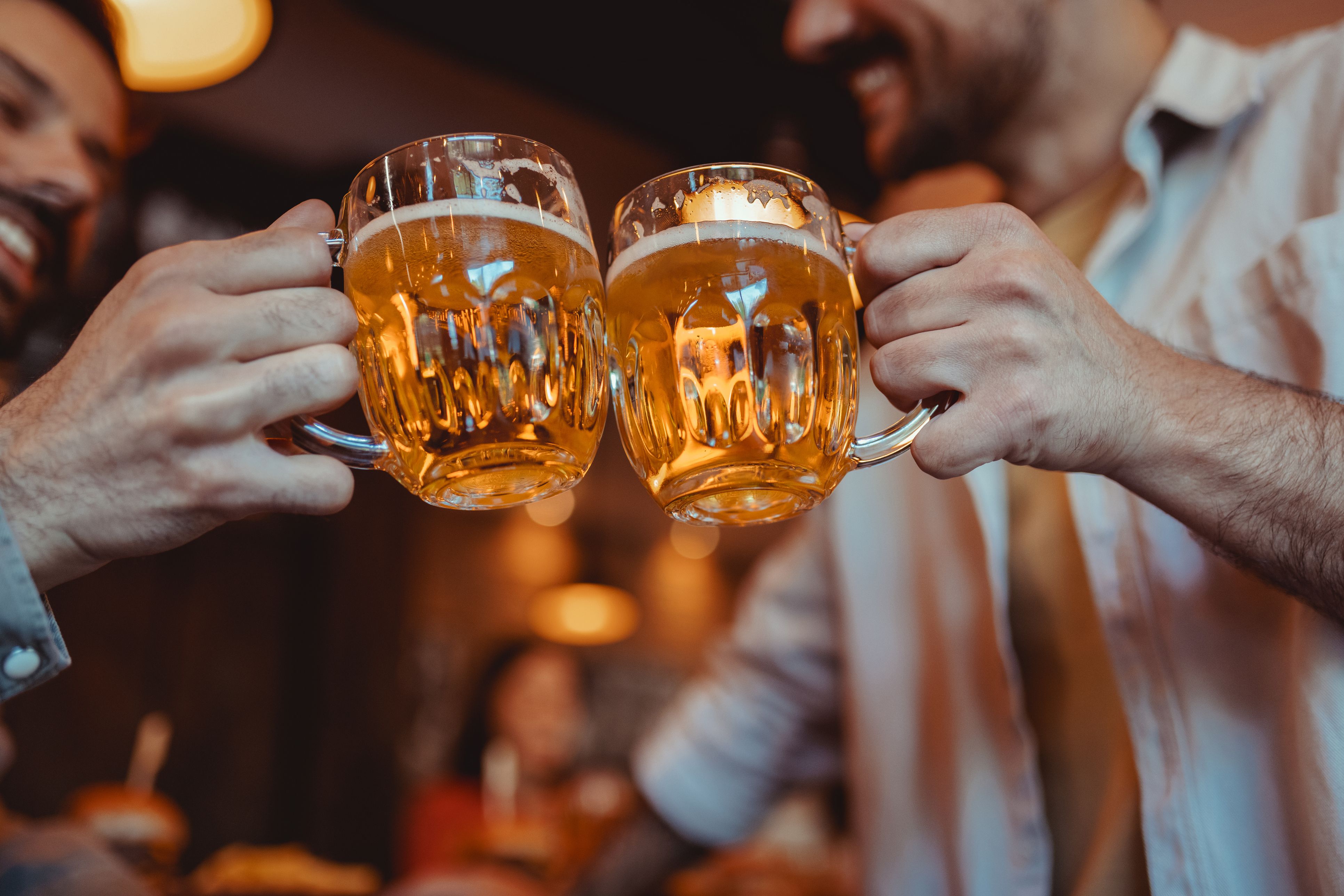 Der Lokalgast warf der Frau ein Bierglas voll ins Gesicht. (Symbolbild)