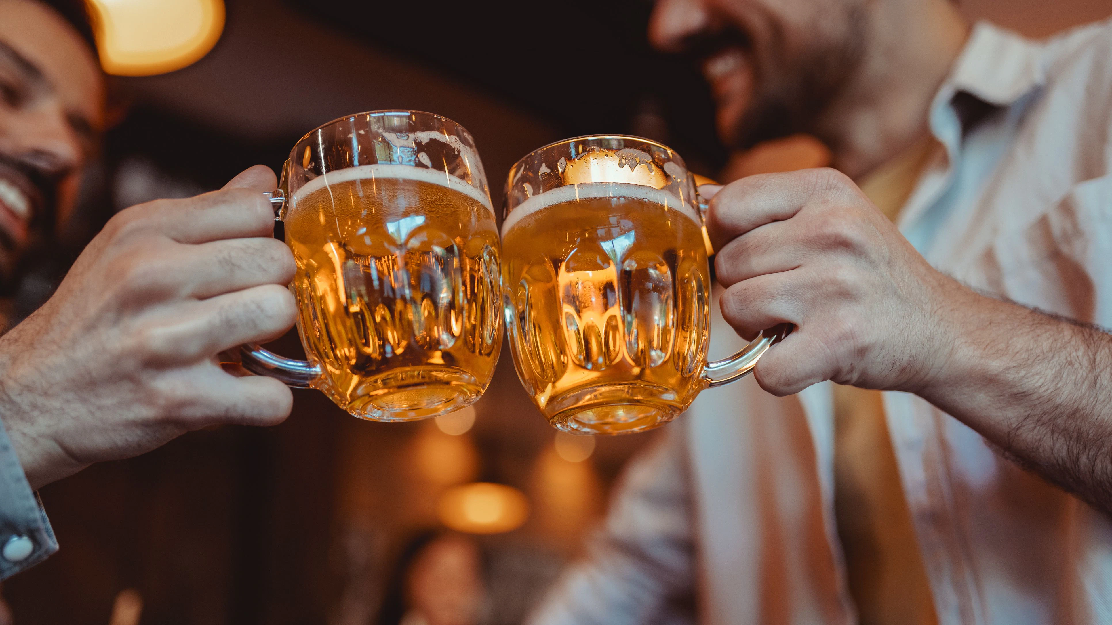 Der Lokalgast warf der Frau ein Bierglas voll ins Gesicht. (Symbolbild)