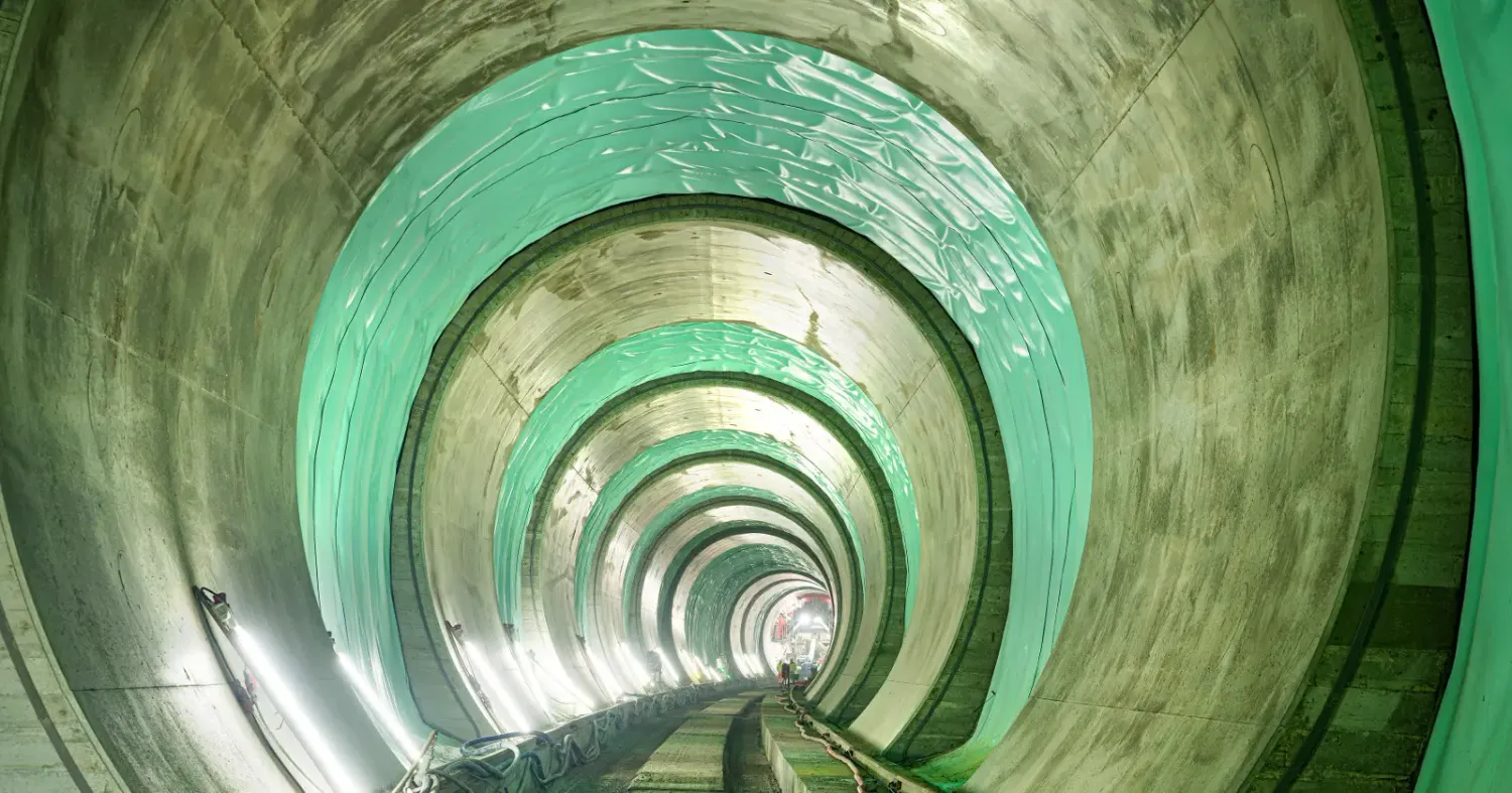 Semmering-Tunnel: Tief im Berg wird aktuell mit Hochdruck an der technischen Aufrüstung gearbeitet.