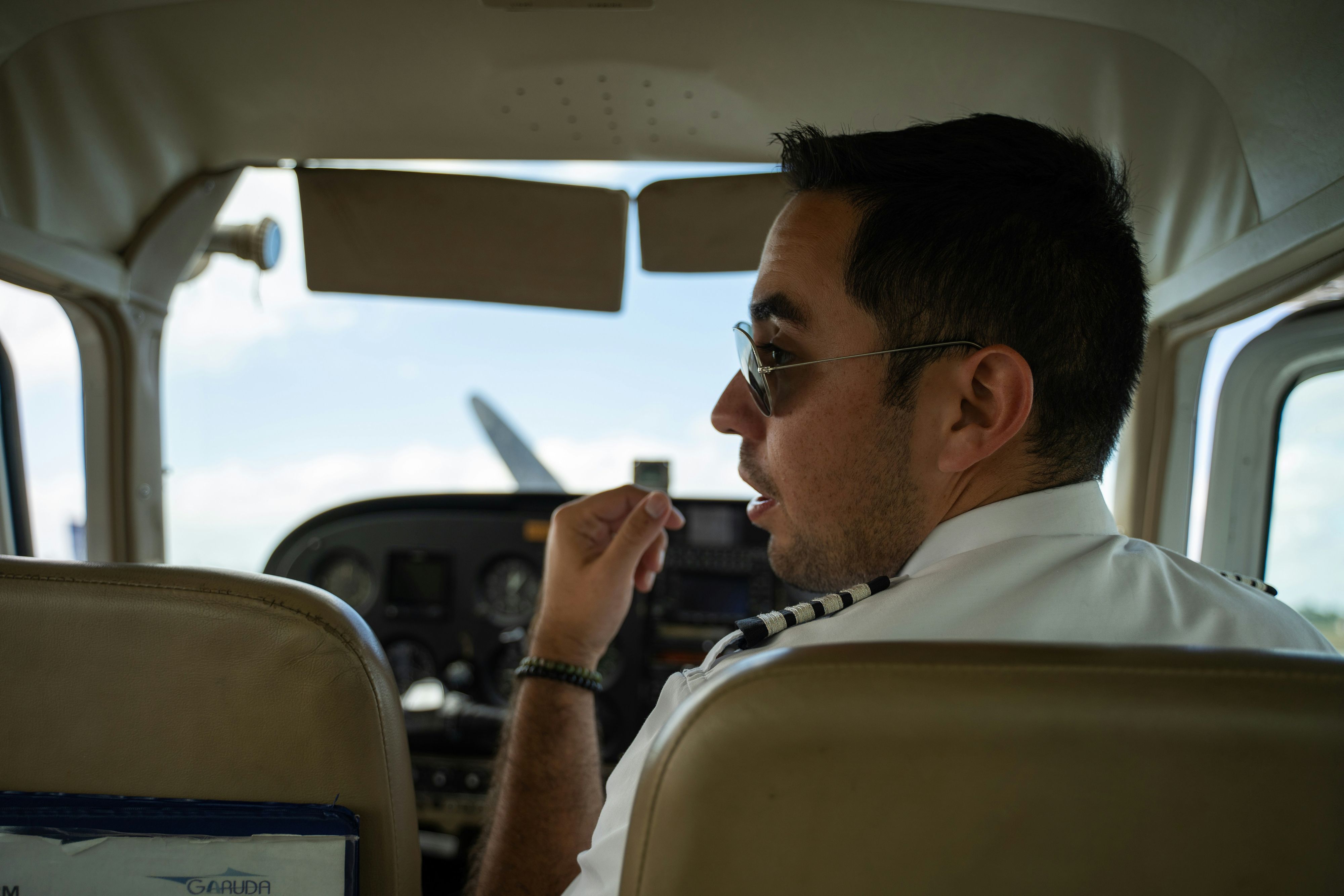 Piloten mit richtig vollem Bart sieht man im Cockpit fast nie.