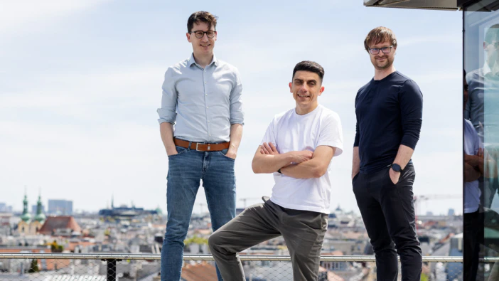 Die Gründer von Emmi AI: Johannes Brandstetter, Miks Mikelsons und Dennis Just