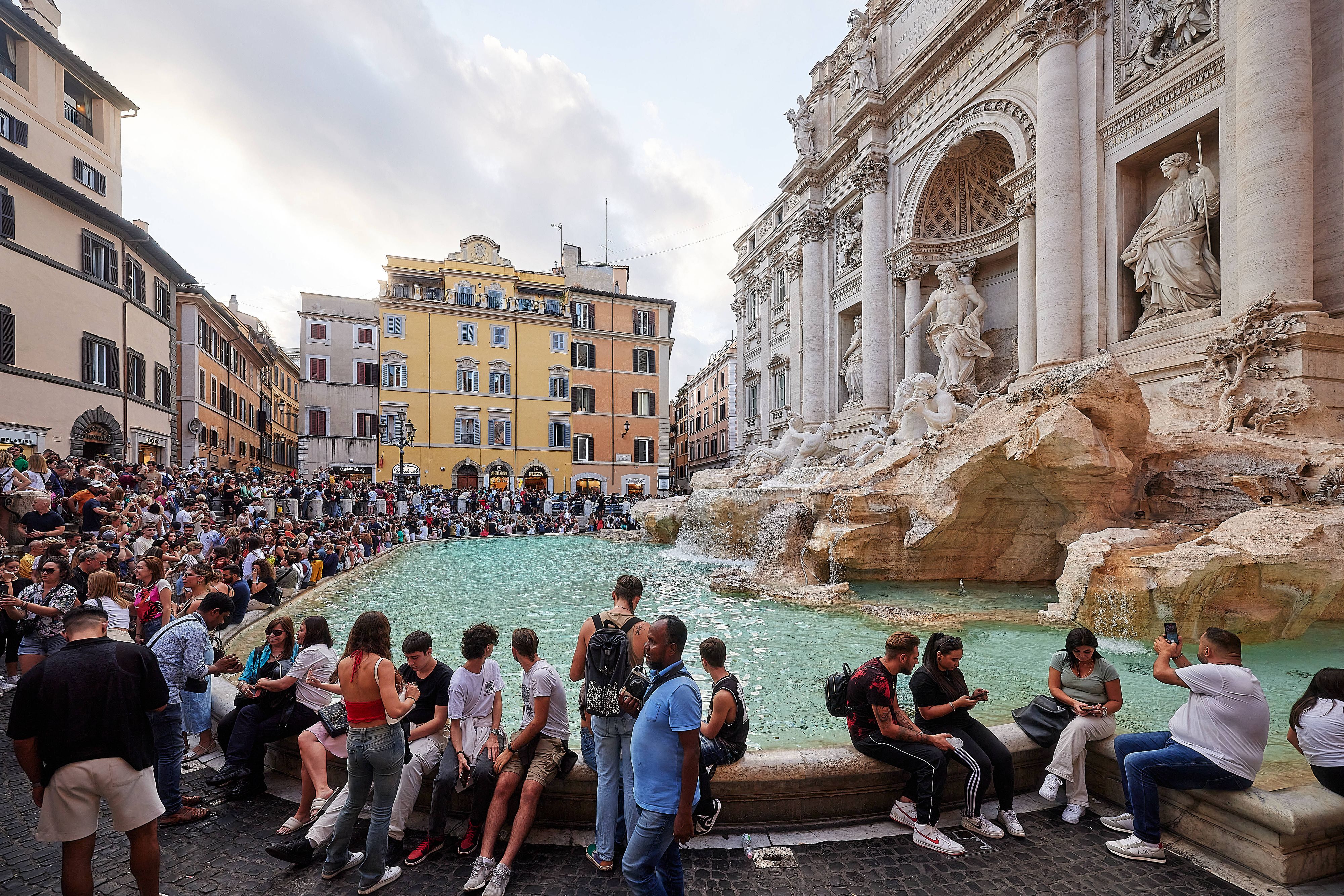 Das Betreten des Trevi-Brunnen in Rom ist streng verboten.