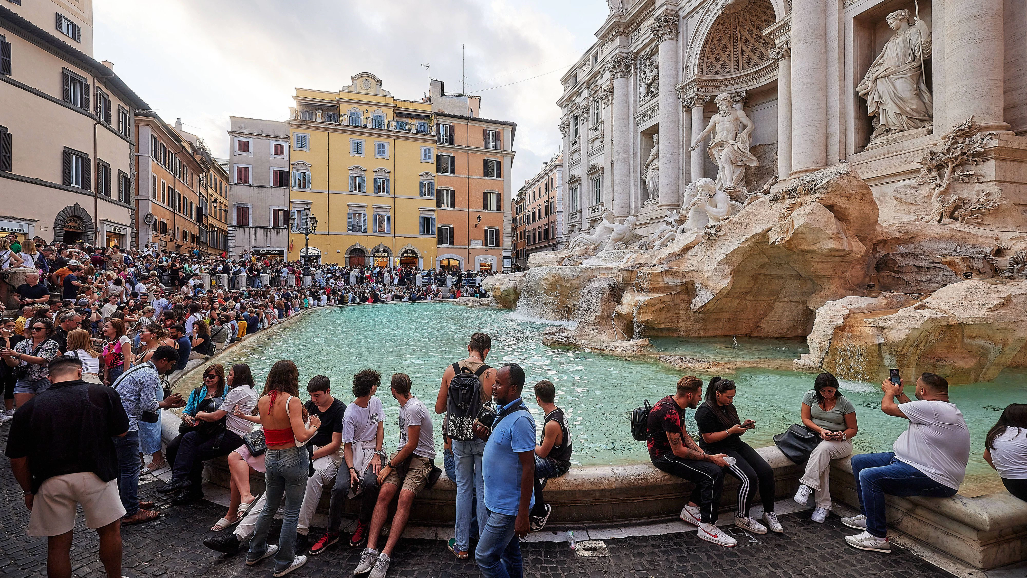 Trevi Fountain at Piazza di Trevi in Rome - Fontana di Trevi, Drei Münzen im Brunnen, three coins in the fountain