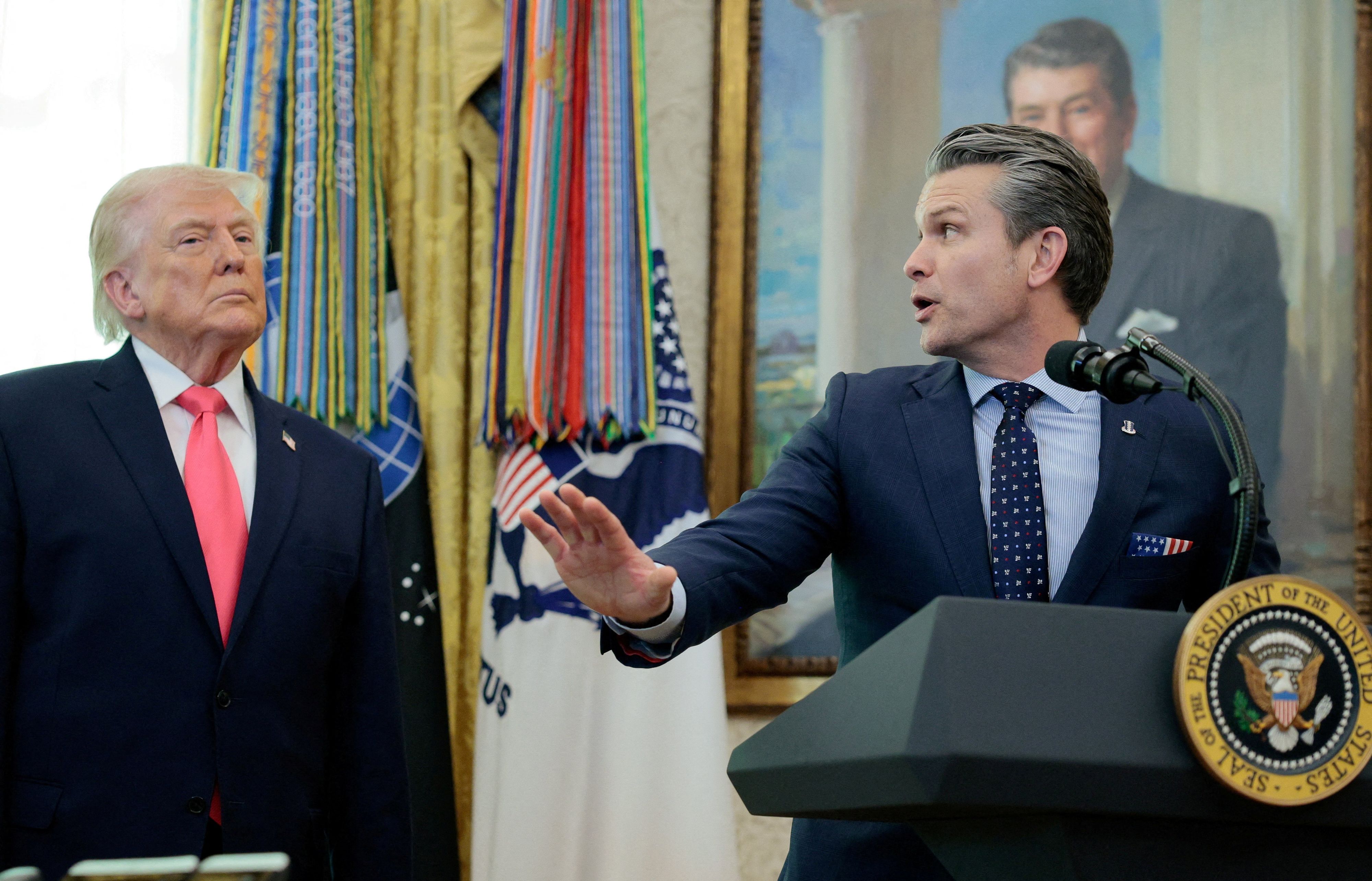 Trump (li.) wies Verteidigungsminister Hegseth an, den für Dienstag geplanten Angriff nicht durchzuführen.