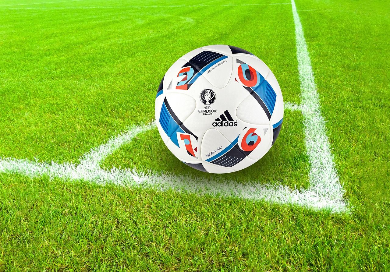 Fußball auf dem Spielfeld