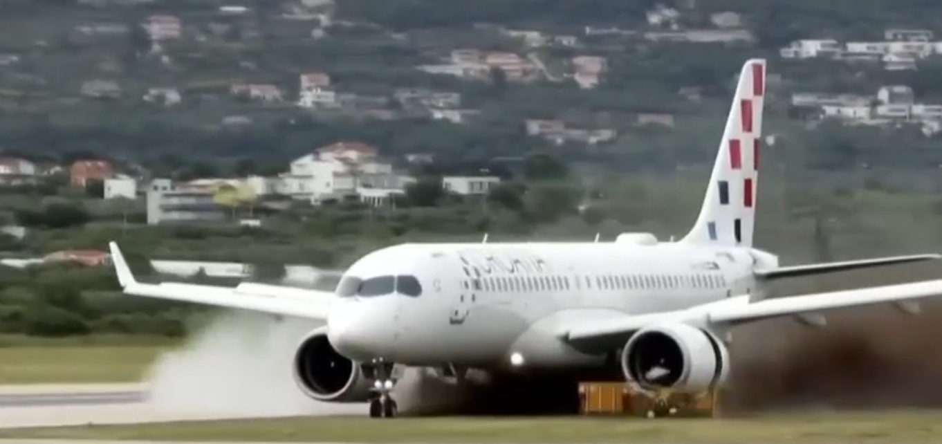 Der Flieger kam von der Piste ab und donnerte durch Schilder.