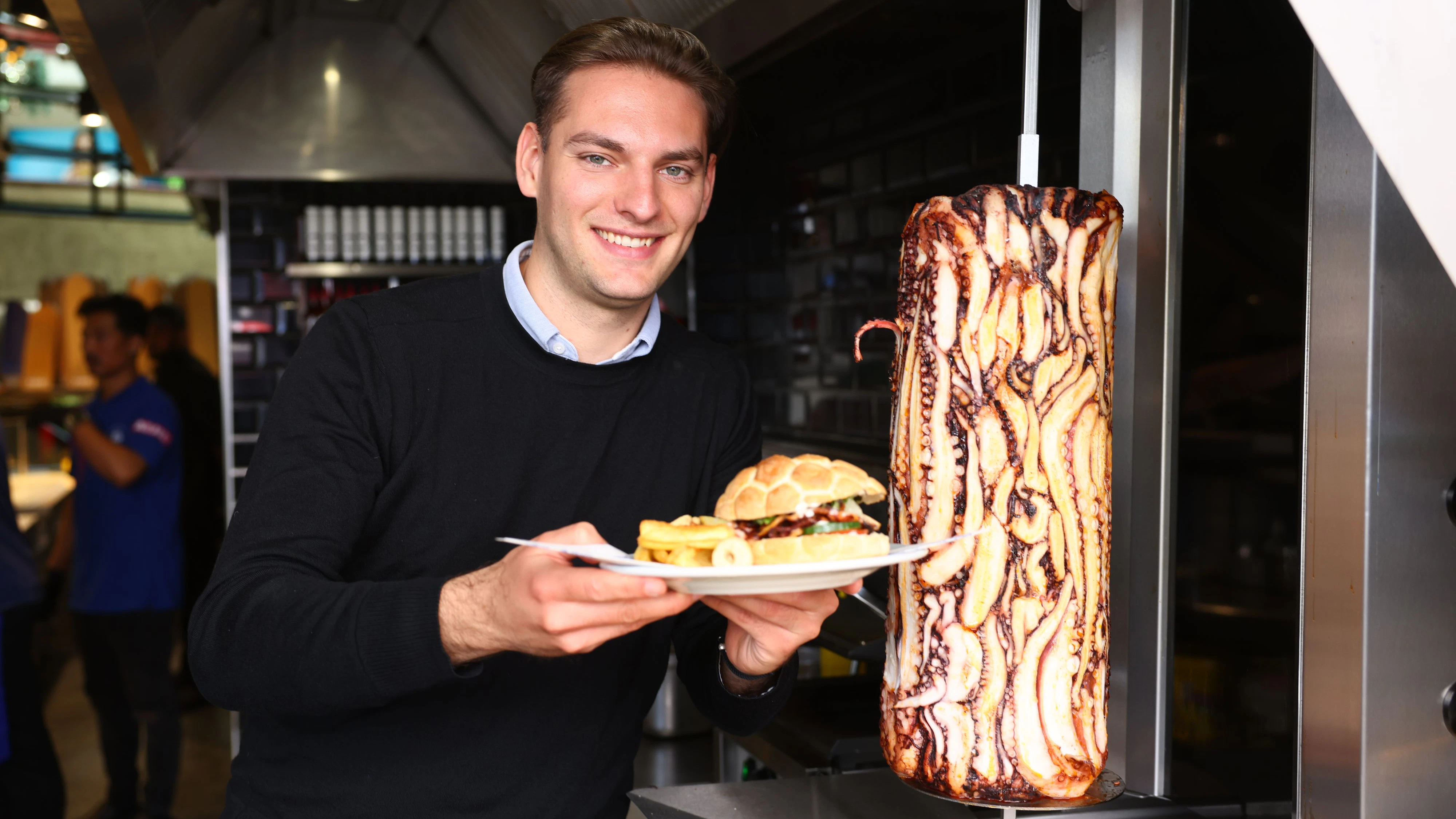In Favoriten hat die erste "Pescobar" Österreichs eröffnet. "Heute" hat den Oktopus-Döner probiert.