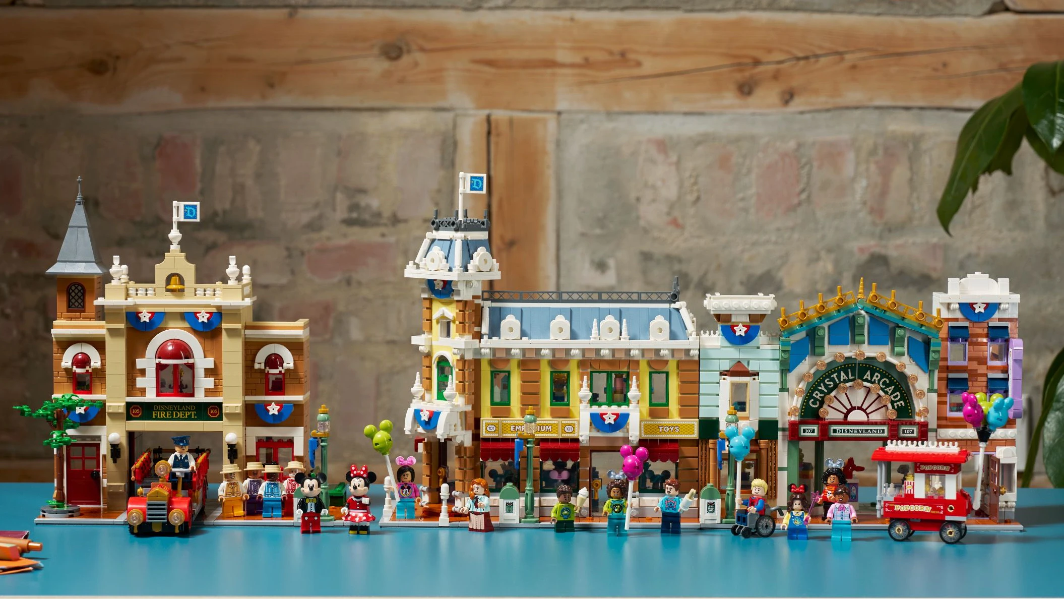 Das Modell besteht aus 3.899 Teilen und setzt auf eine Mischung aus bekannten Gebäuden, kleinen Szenen und typischen Disney-Figuren. 