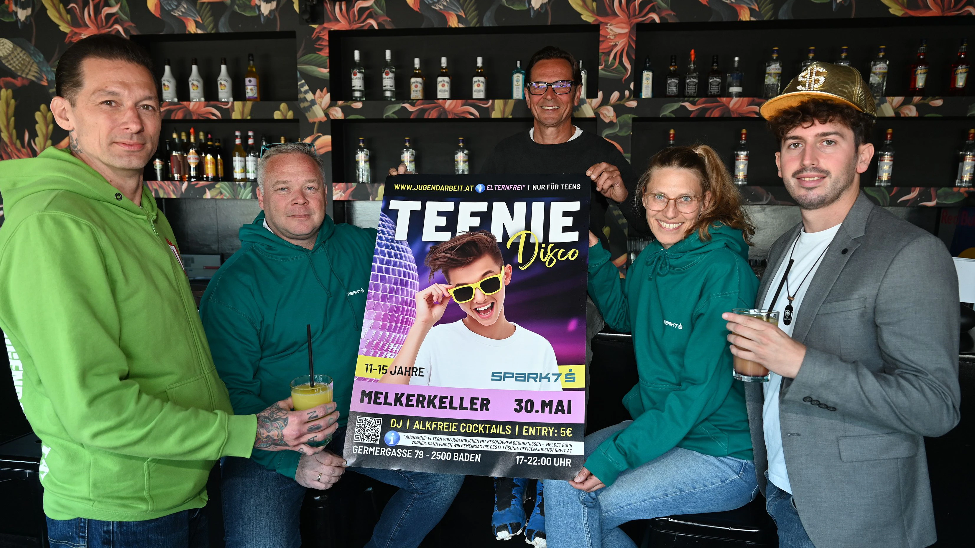 Die Teenie Disco wird am 30. Mai in Baden veranstaltet (v.l.n.r.): Mario David, Bereichsleiter der jugendarbeit.07, Christian Degelsegger, Bereichsleiter für Immobilien und Kommunikation bei der Sparkasse Baden, Peter Hönigsberger vom Melkerkeller, Caroline Lorenz von der Sparkasse Baden und Sanin Hanusic (Wir Badener - Bürgerliste Jowi Trenner), Gemeinderat in Baden. 