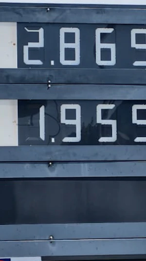 Dieselpreis-Schock in Klosterneuburg: Fehlerhafte Anzeige zeigt fast 3 Euro pro Liter. Spritpreise in Österreich laut EU-Vergleich im Mittelfeld.