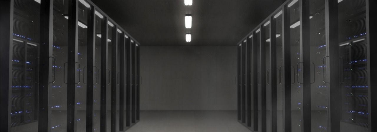 Serverraum mit Netzwerkinfrastruktur