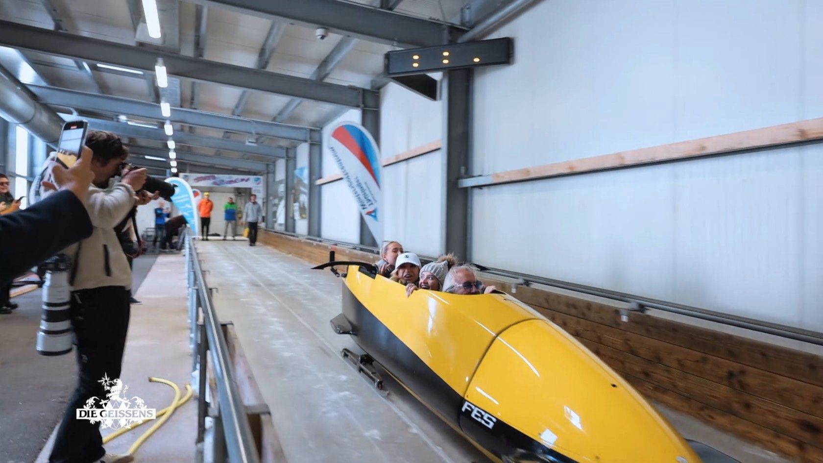 Die Geissens beim Bobfahren: Shania, Carmen, Davina und Robert Geiss (v.l.).