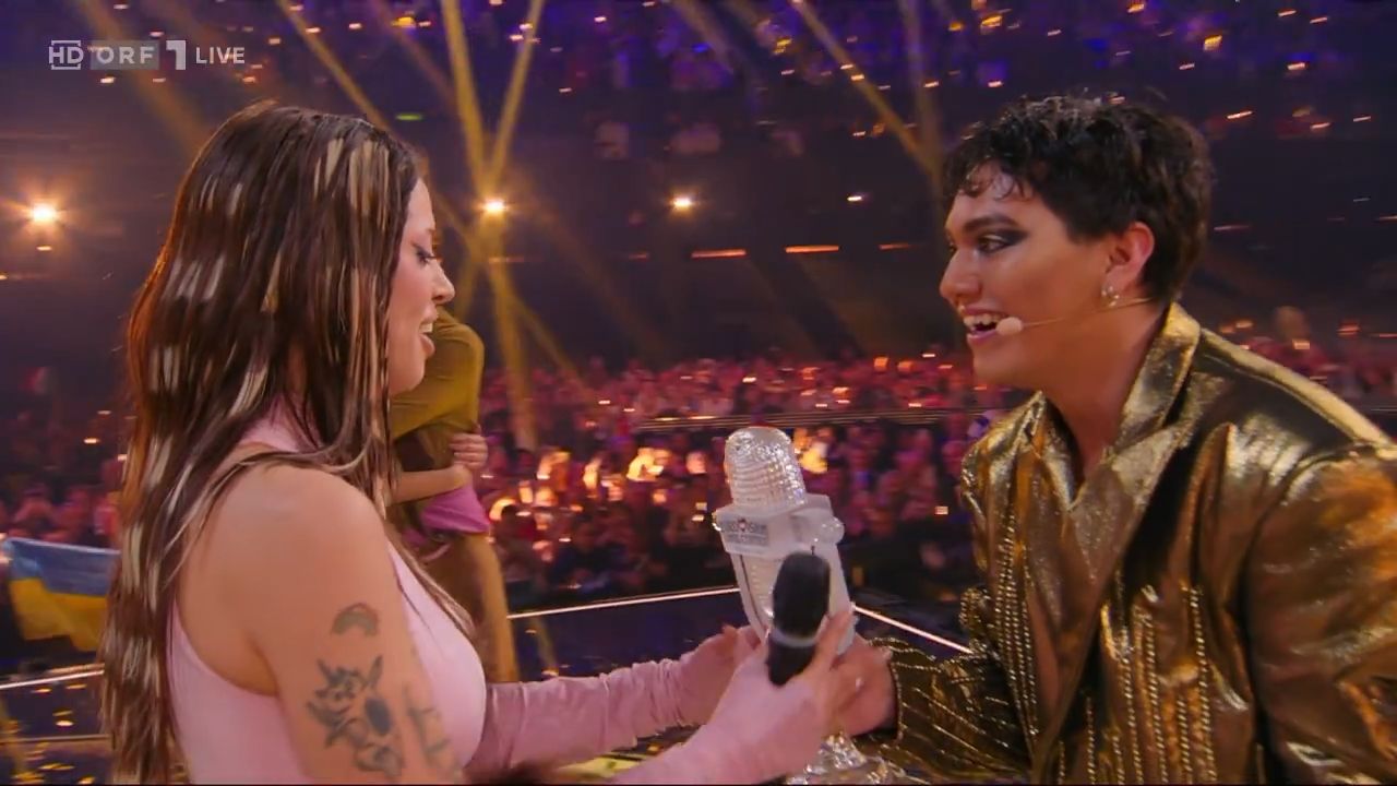 JJ überreichte Dara die gläserne Trophäe