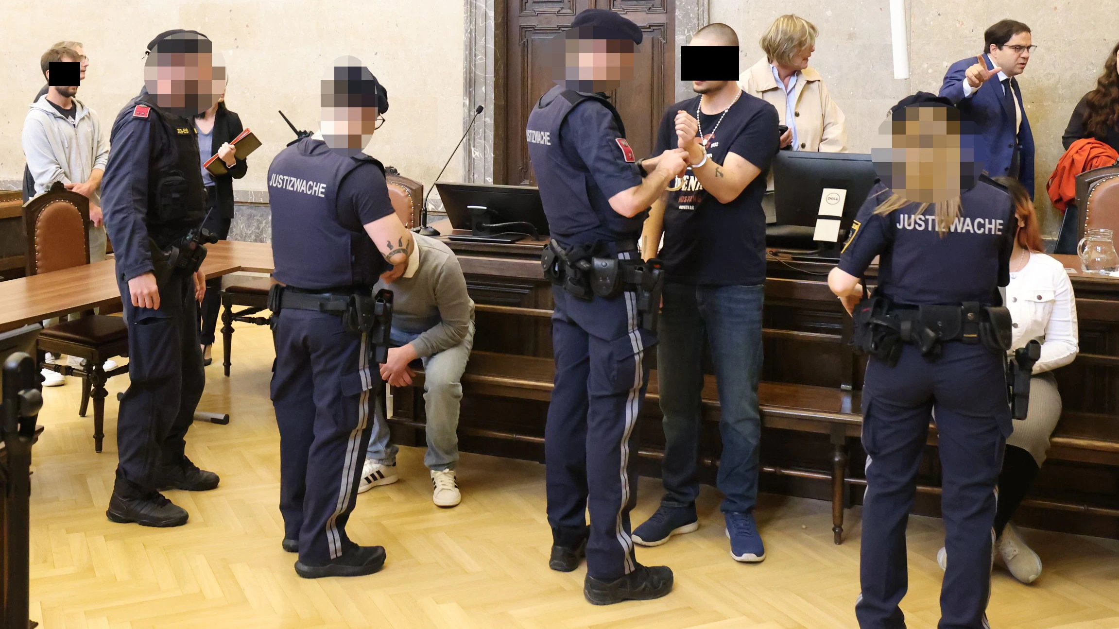 Die Bande um den Baggerfahrer wurde in Handschellen in den frisch-renovierten großen Schwurgerichtssaal gebracht.