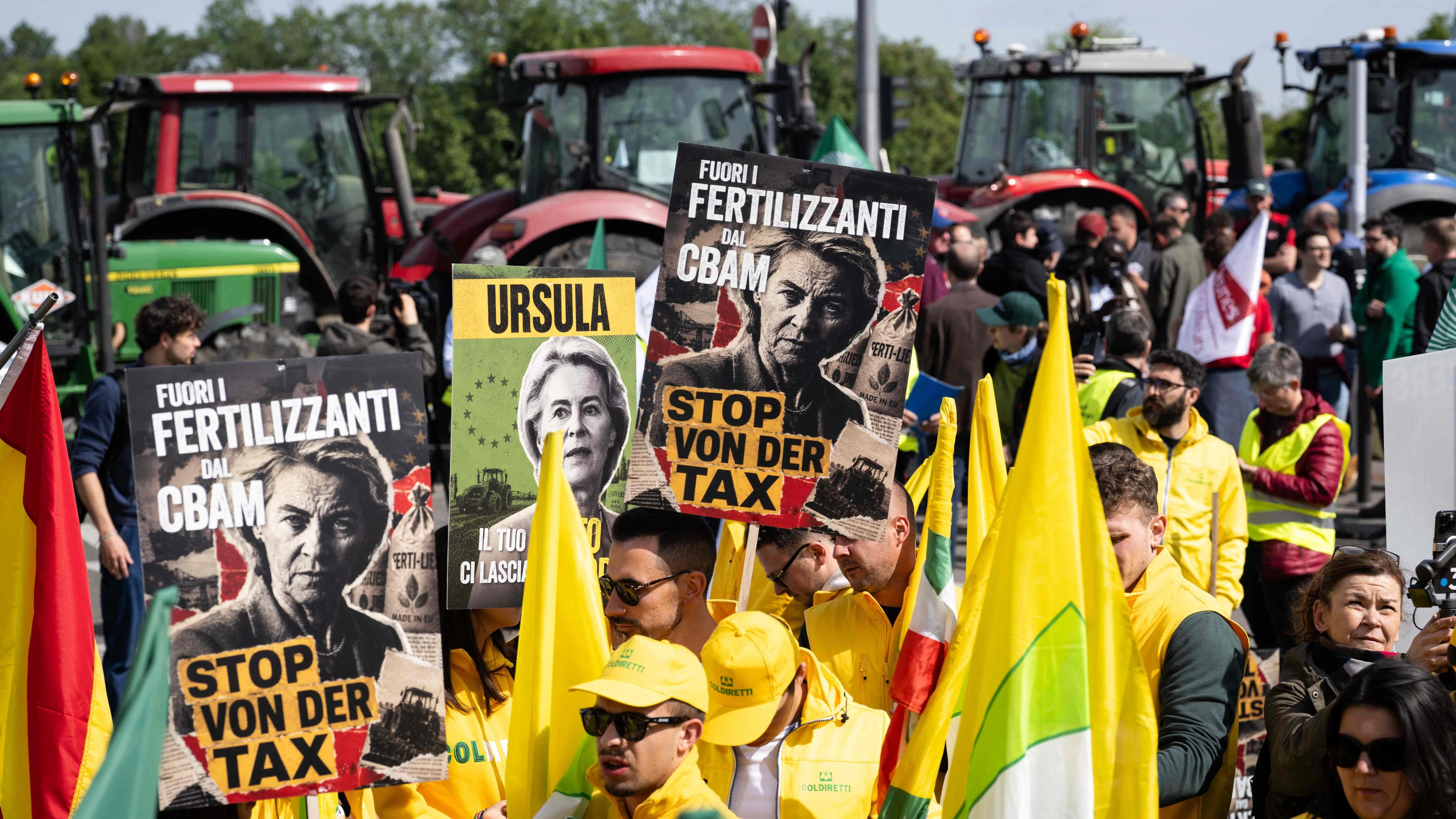 Farmers demonstrate in front of the European Parliament against the presentation of the fertiliser action plan by the European Commission in Strasbourg on May 19, 2026. (Photo by SEBASTIEN BOZON / AFP)