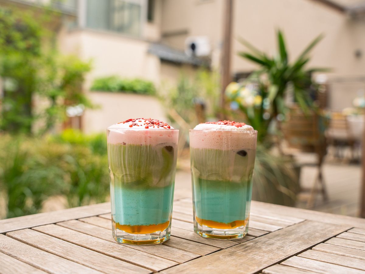 Iced Rainbow Matcha Latte: Auch Röster Tchibo reagiert jetzt auf den anhaltenden Matcha-Boom.