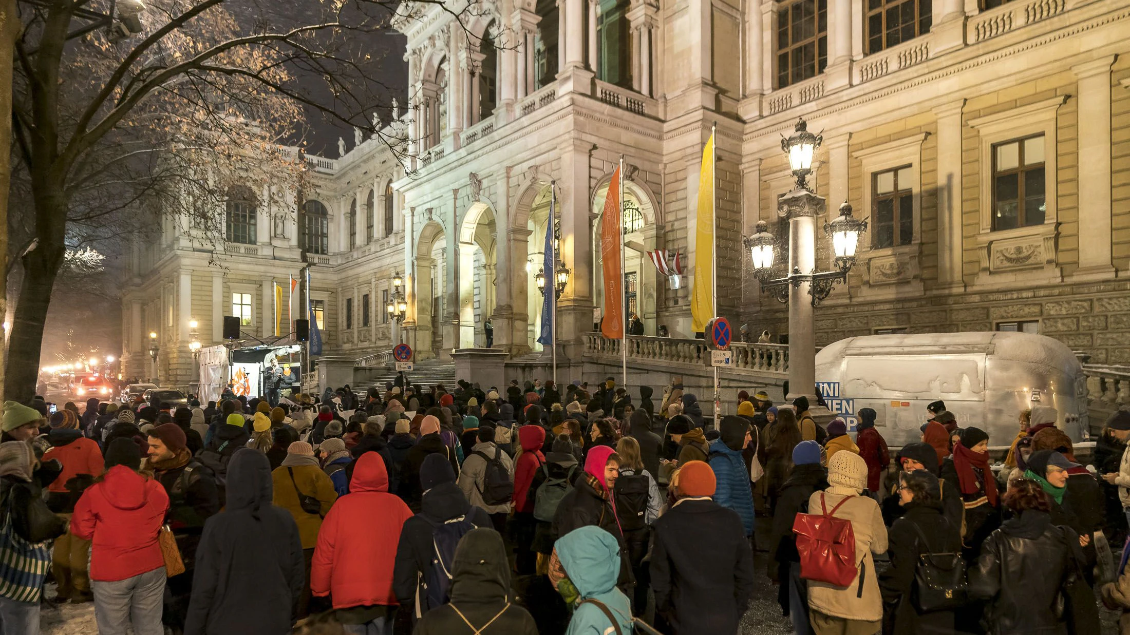 große abzugsdemo uni pennt erde brennt von der uni wien zum minoritenplatz, universität wien, demonstration, 20221212 foto: helmut graf/tageszeitung heute