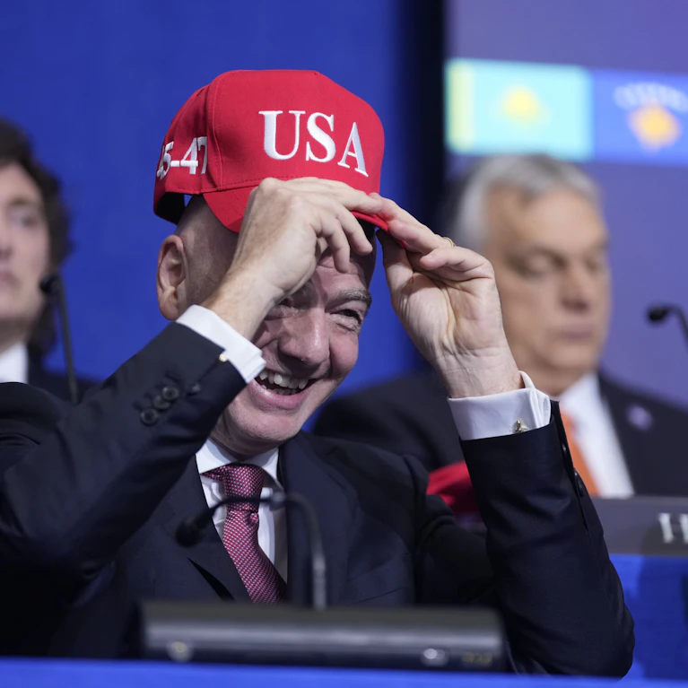 Am 11. Juni beginnt die Fußball-Weltmeisterschaft in Kanada, Mexiko und den USA. Karten für Spiele kosten – sogar um die Inflation bereinigt – das Doppelte im Vergleich zur letzten WM. Warum die FIFA daran selbst schuld ist und was die Folgen sein werden.