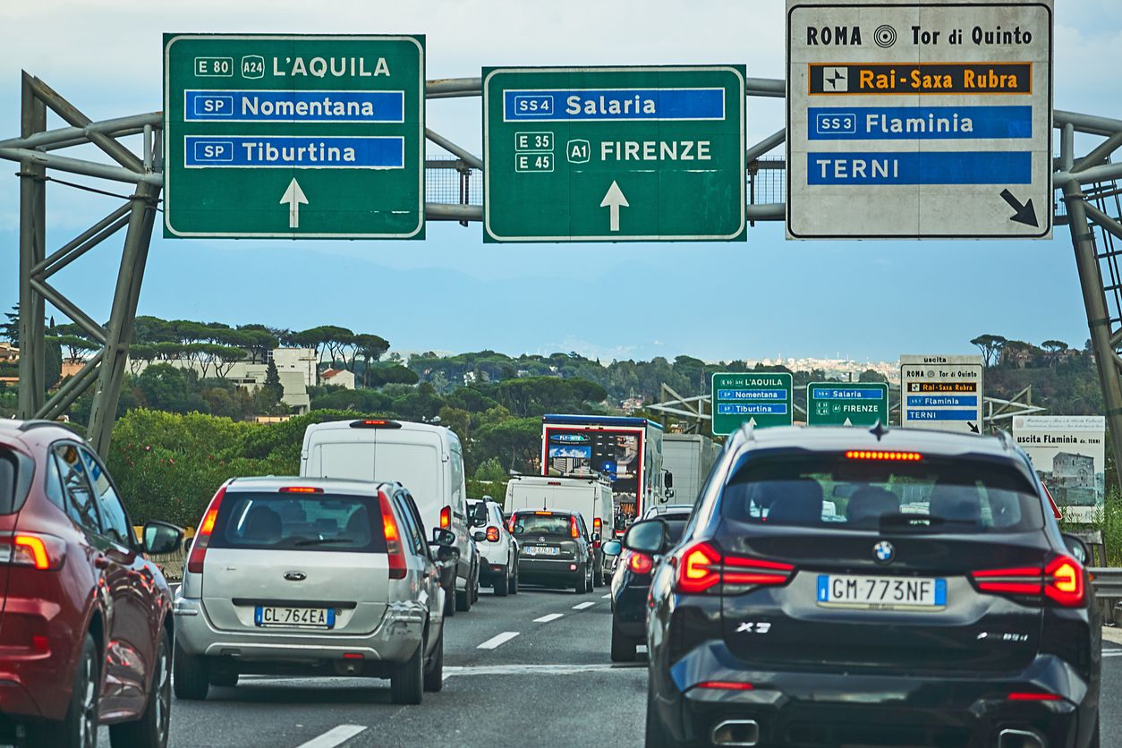 Auf den Straßen im Ausland drohen oft harte Strafen.