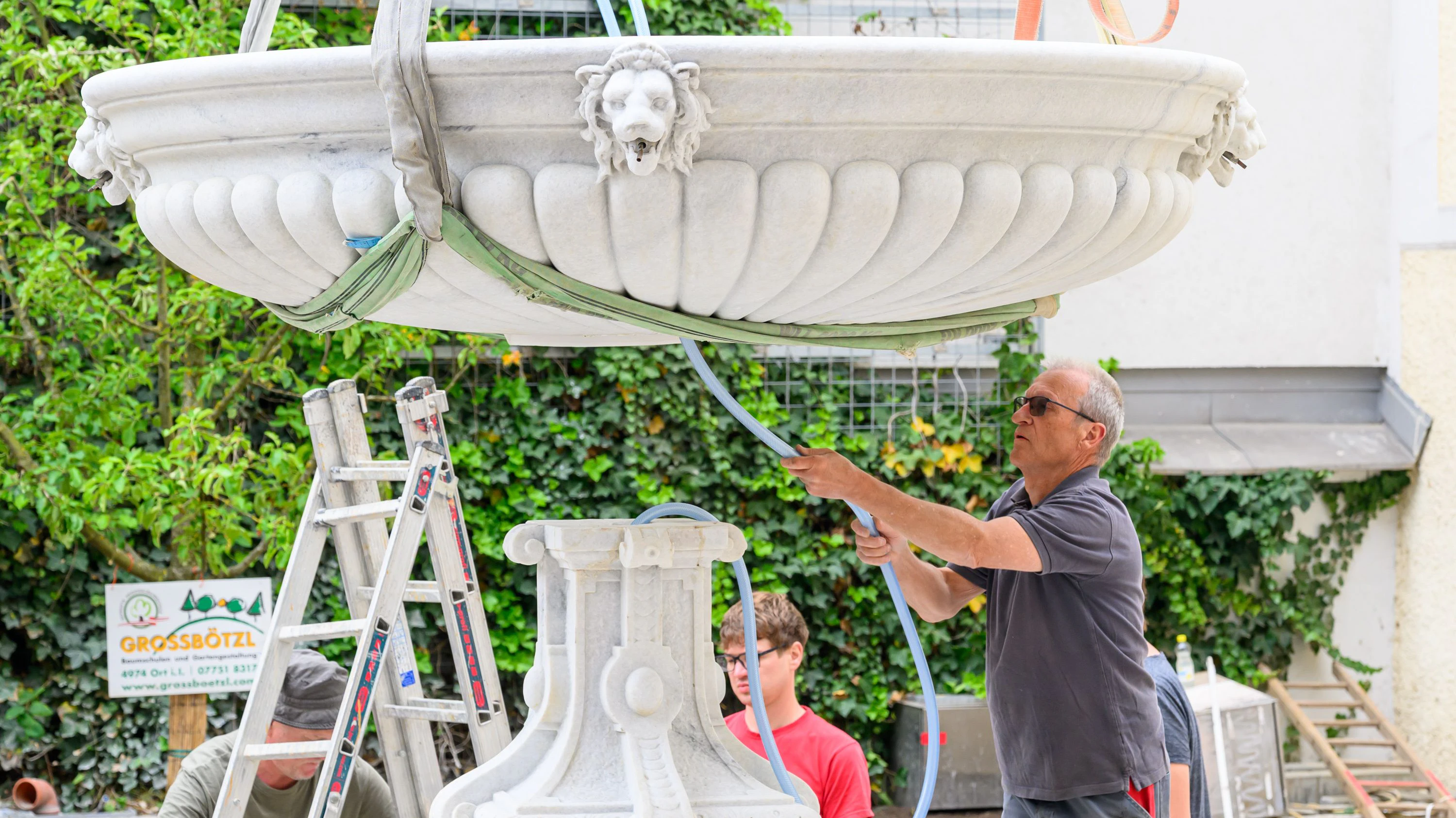 Der restaurierte Brunnen wurde im Innenhof wieder aufgebaut.