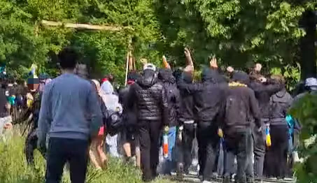 Heute.at - Klassenkampf eskaliert – Vermummte stürmen Schulfeier
