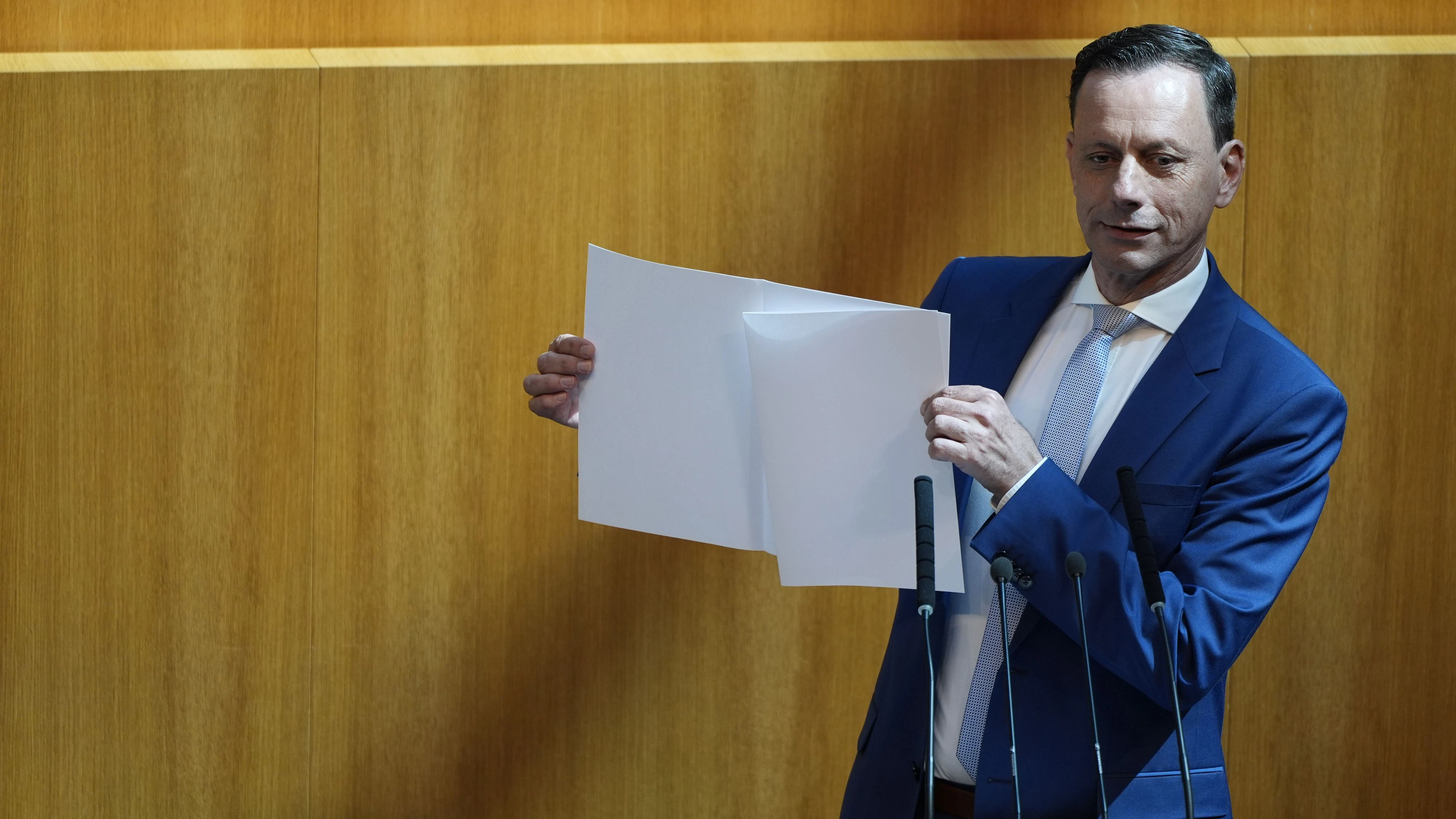 Mit einem leeren Blatt Papier kritisierte VP-Klubchef den früheren Innenminister Herbert Kickl (FPÖ).