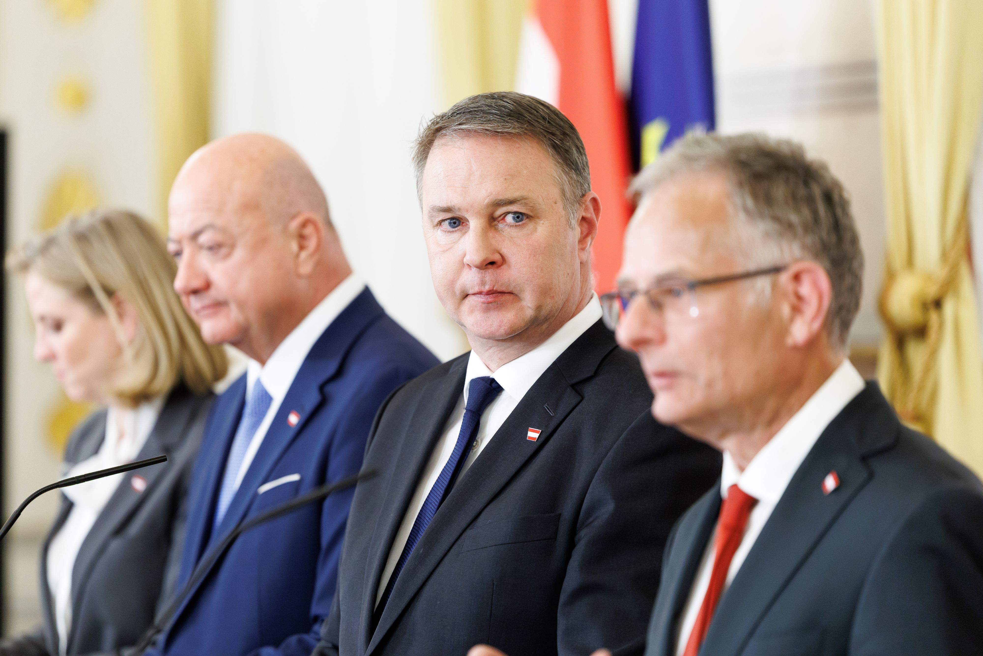 Nur wenige Tage vor der Budgetrede von Finanzminister Markus Marterbauer (SPÖ) kamen neue Details zum Sparkurs der Regierung ans Licht.