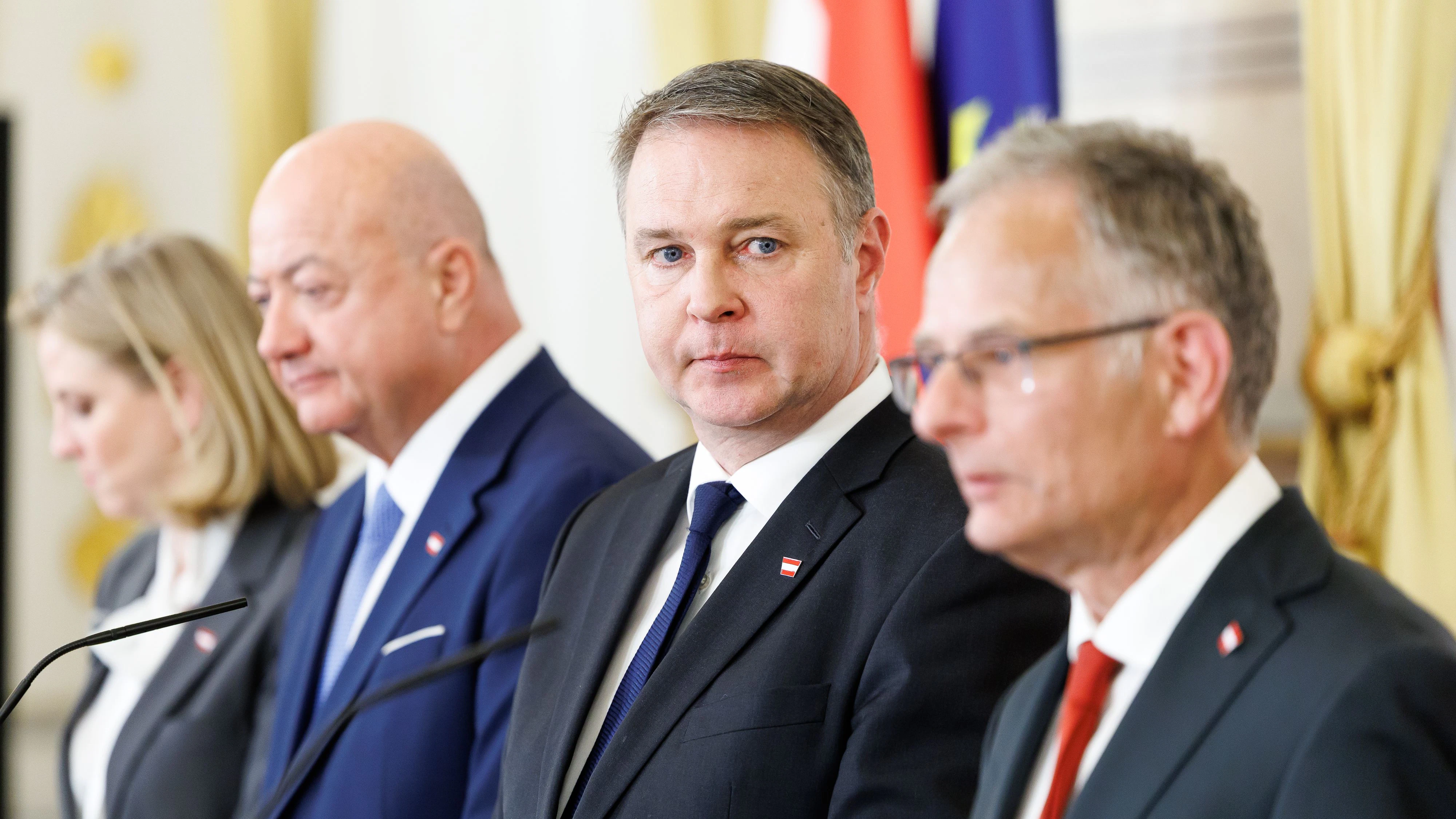 Nur wenige Tage vor der Budgetrede von Finanzminister Markus Marterbauer (SPÖ) kamen neue Details zum Sparkurs der Regierung ans Licht.